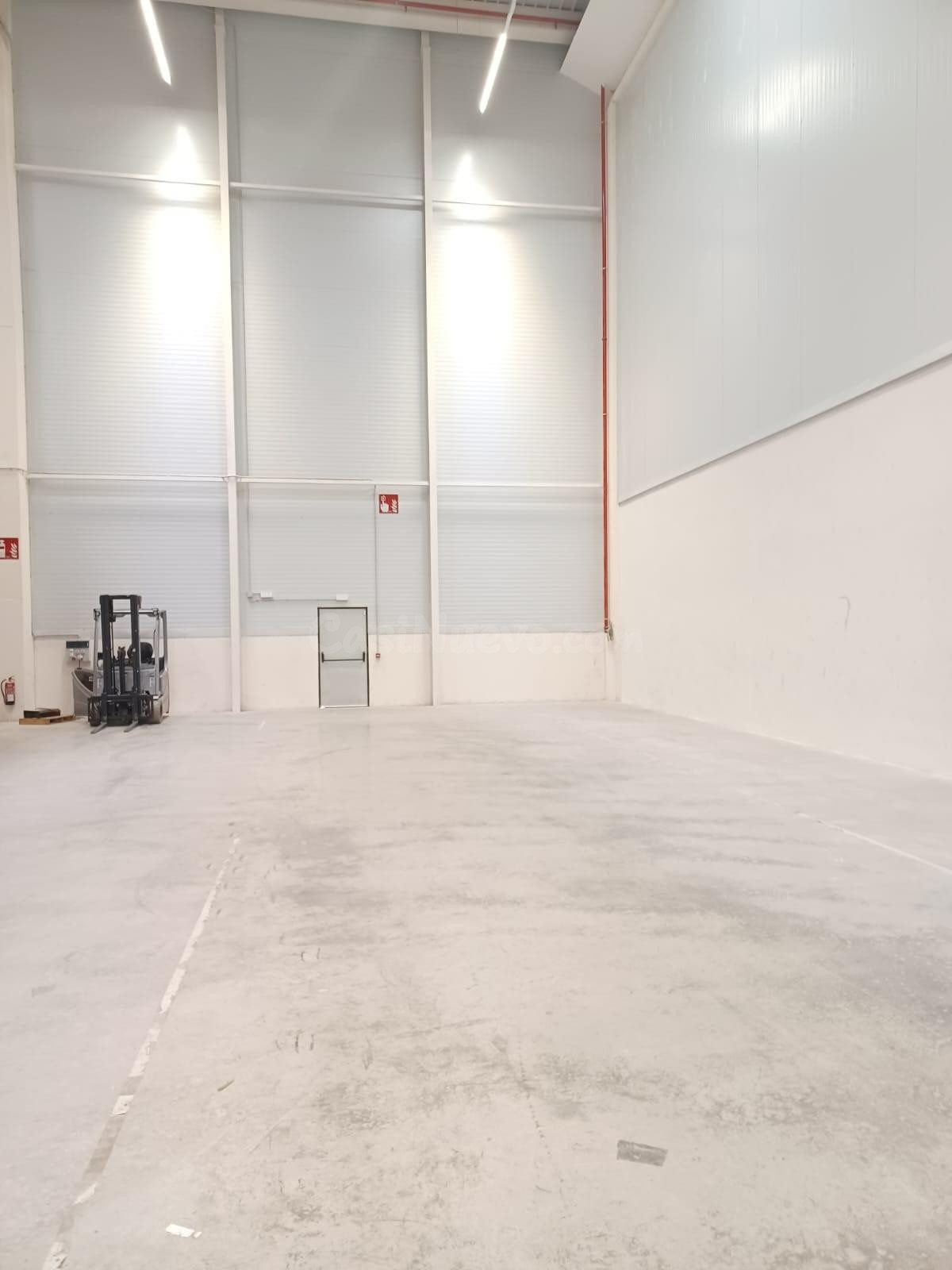 ESTUPENDA NAVE LOGÍSTICA CON DOS MUELLES DE CARGA - foto 2