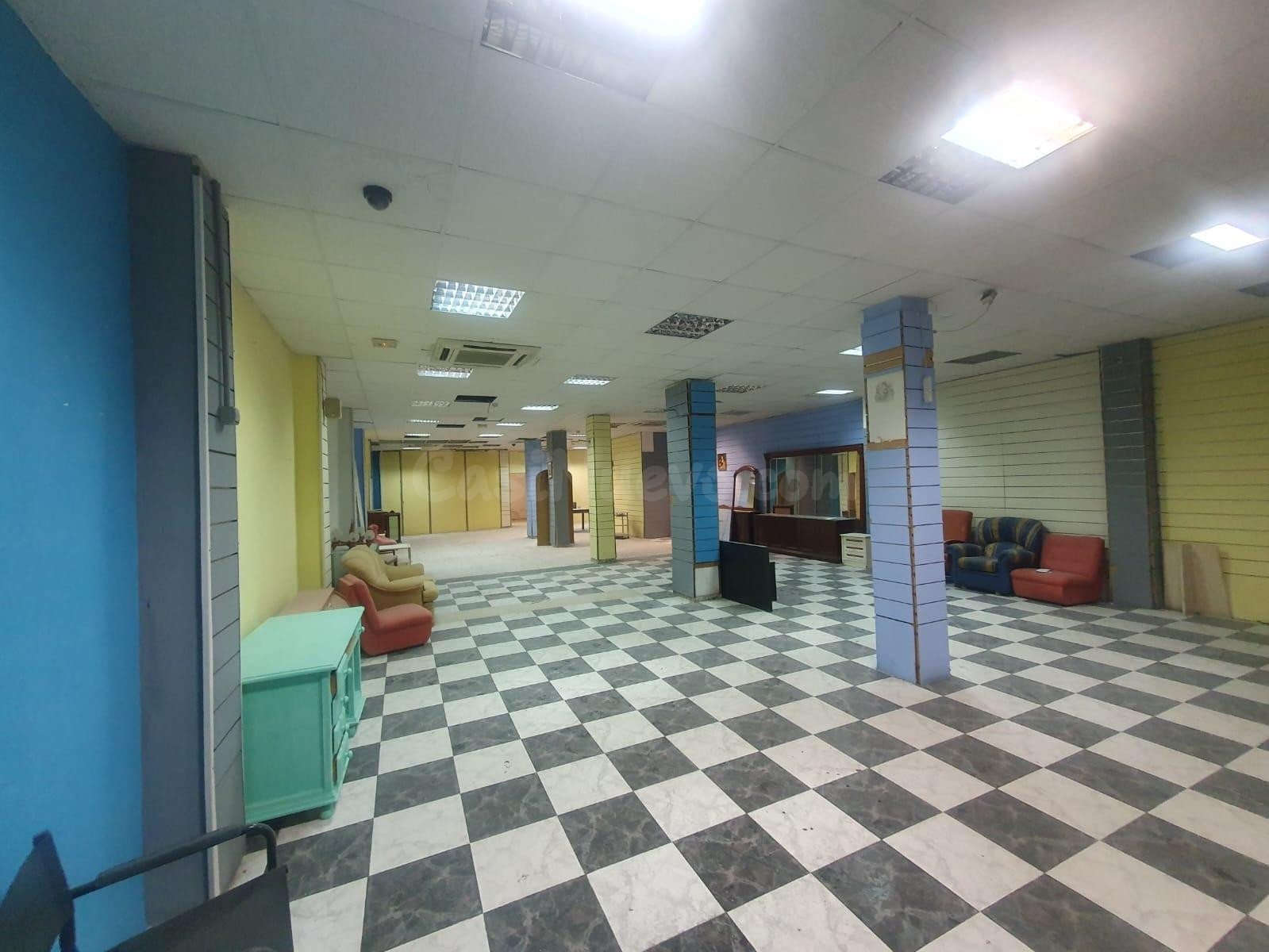 LOCAL COMERCIAL DISPONIBLE EN C/JOSE MARIA DE PEREDA - foto 2