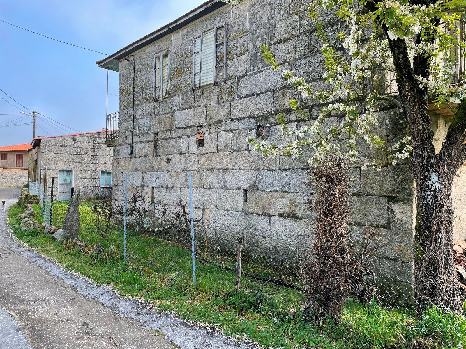 CASA DE PIEDRA  CON TERRENO PARA REHABILITAR