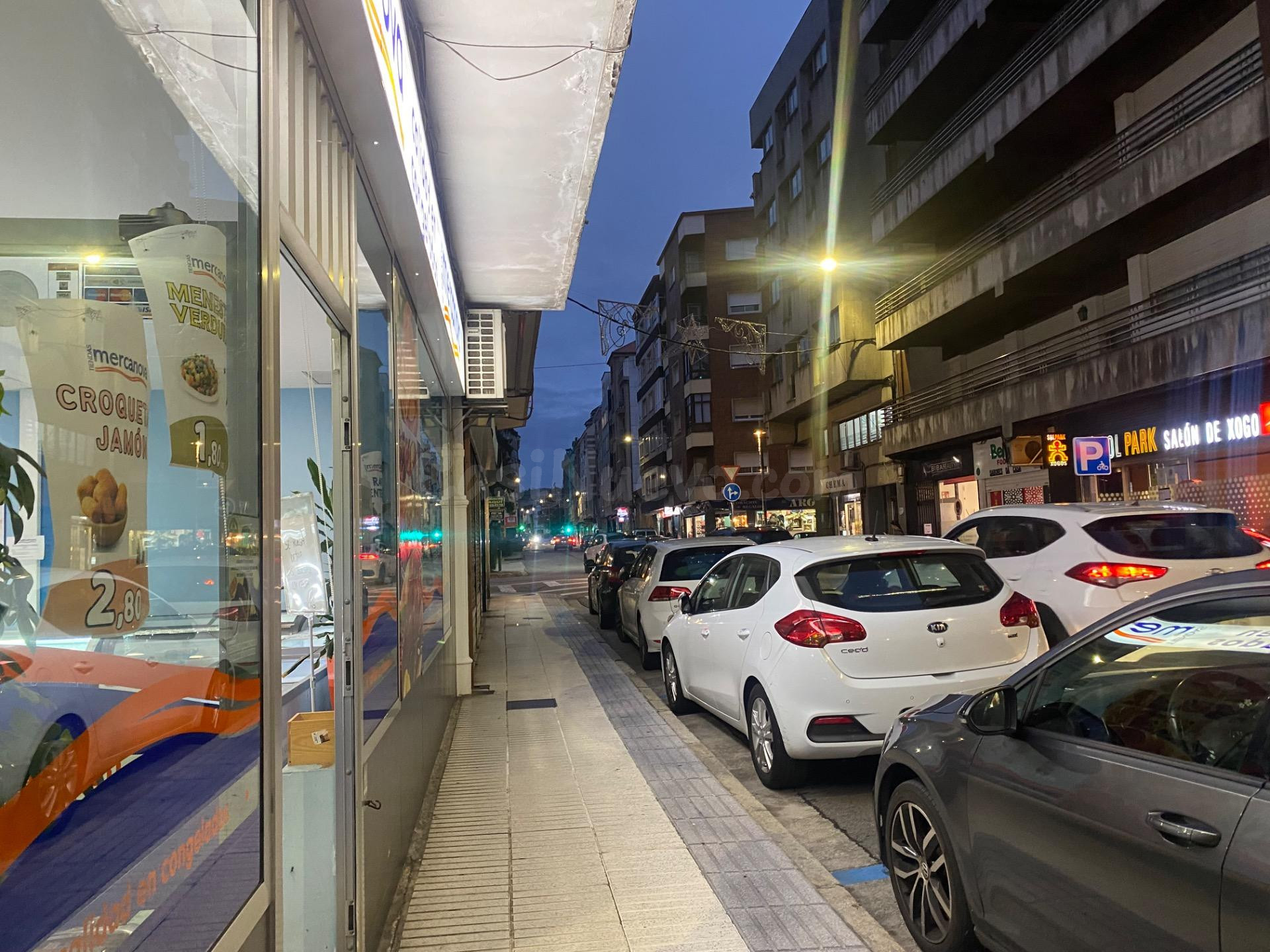 EN VENTA AMPLIO LOCAL COMERCIAL EN EL CENTRO DE VILAGARCIA DE AROUSA