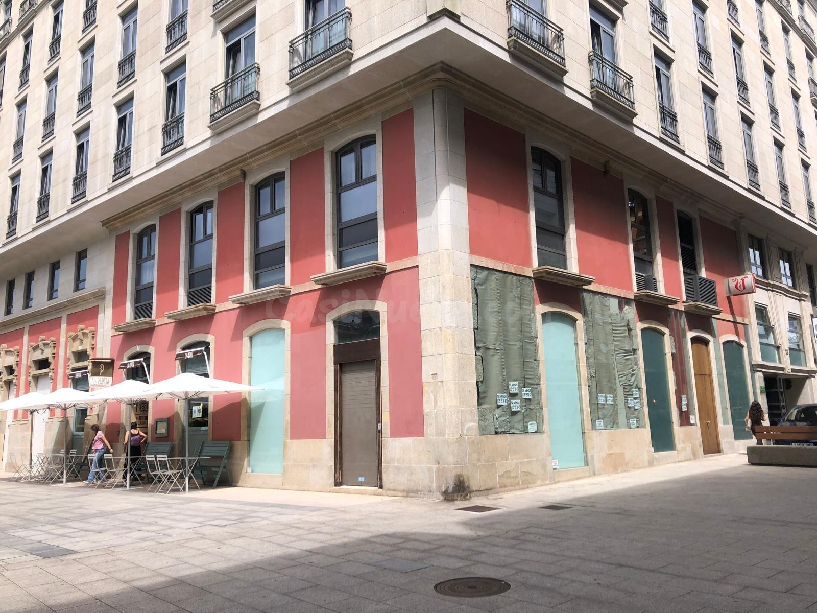 EN VENTA BAJO INMEJORABLE ESQUINA CENTRICA EN VILAGARCIA DE AROUSA
