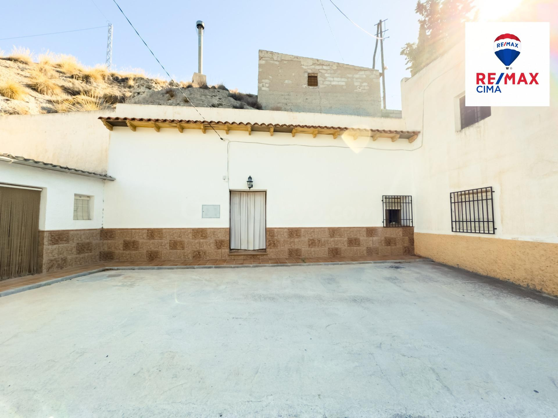 CASA CUEVA CON CUEVA PARA ANIMALES O RESTAURAR