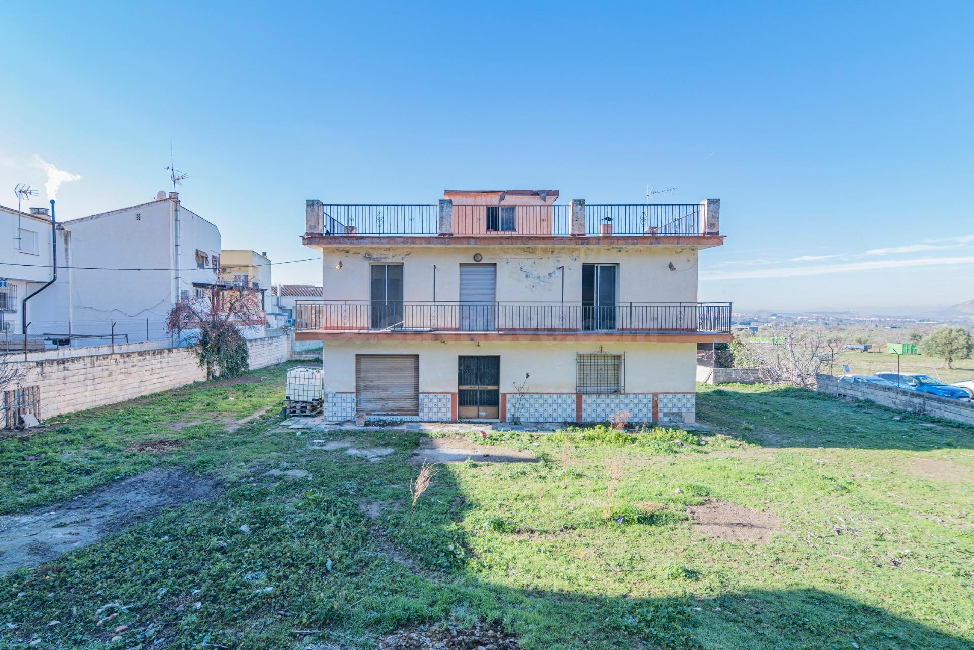 CASA CON TERRENO EN GOJAR!!