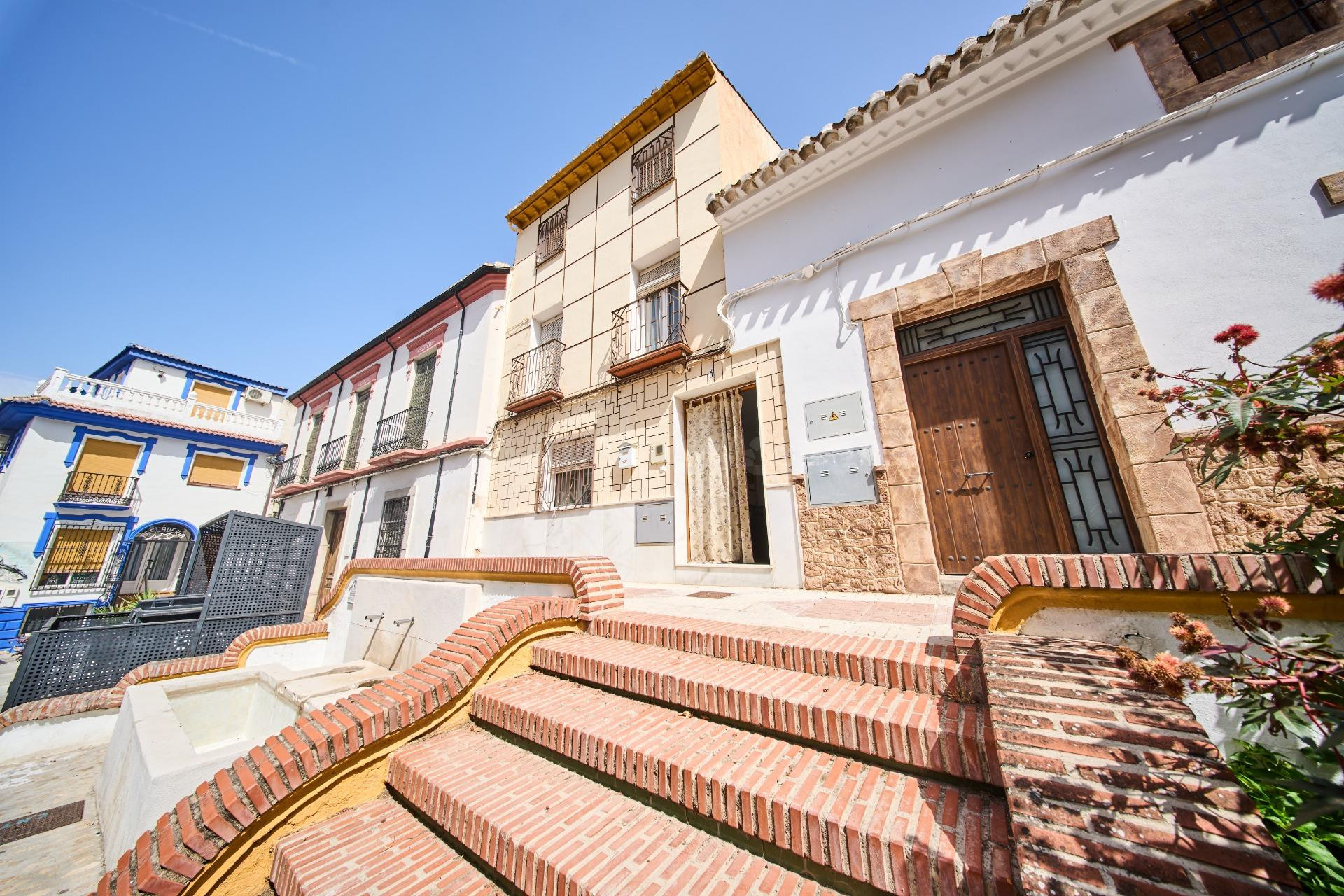 ¡Oportunidad en el centro de Íllora! Casa de 3 plantas con patio y chimenea
