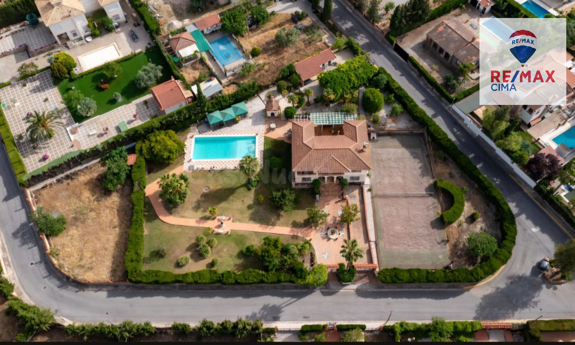 CHALET EXCLUSIVO EN OTURA (URBANIZACION LOS ALIJARES) CON PARCELA DE 3.748 M2