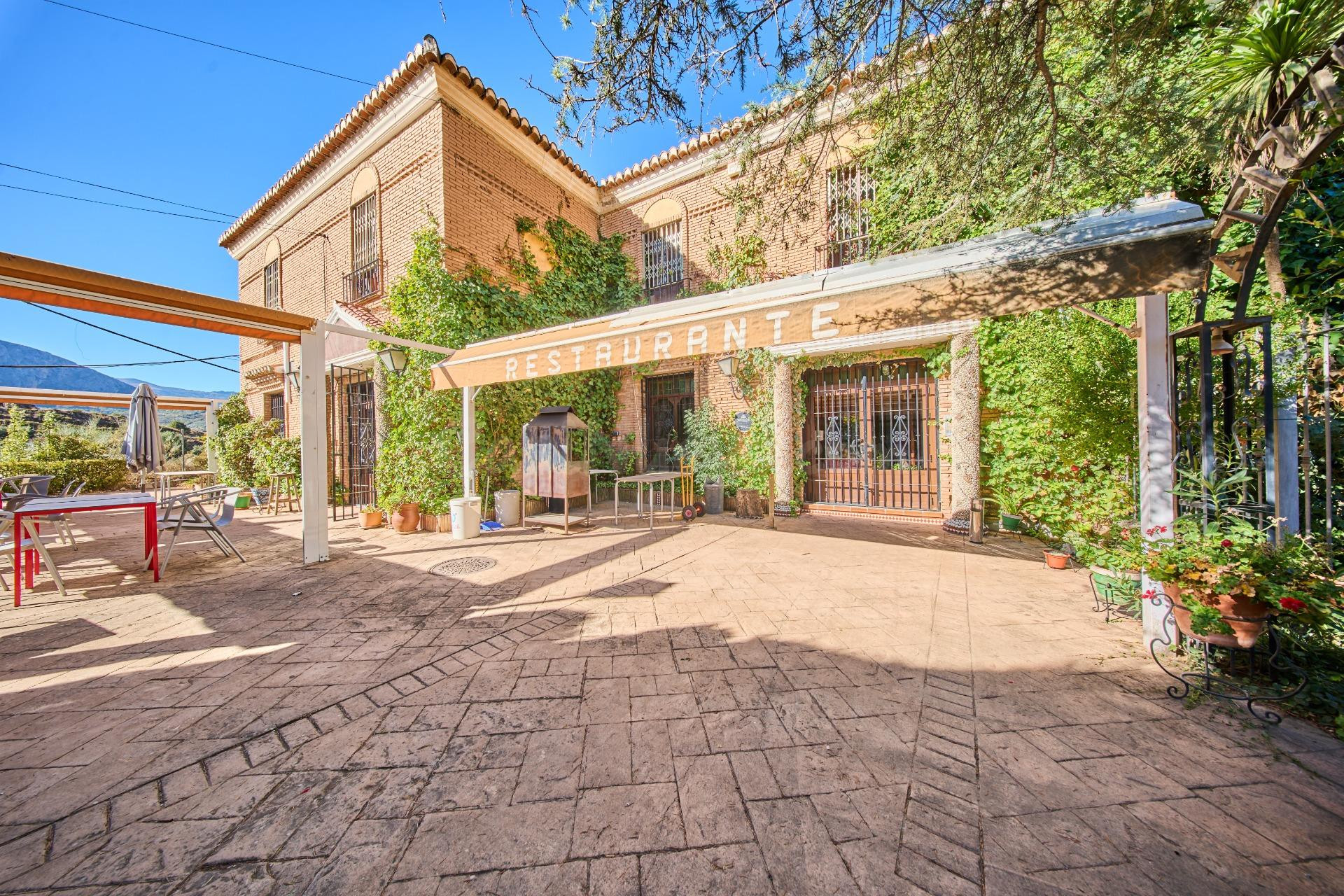 VENTA DE EDIFICIO POLIVANTE EN QUENTAR: Ubicación privilegiada en plena naturaleza y a solo 20 minutos de Granada.