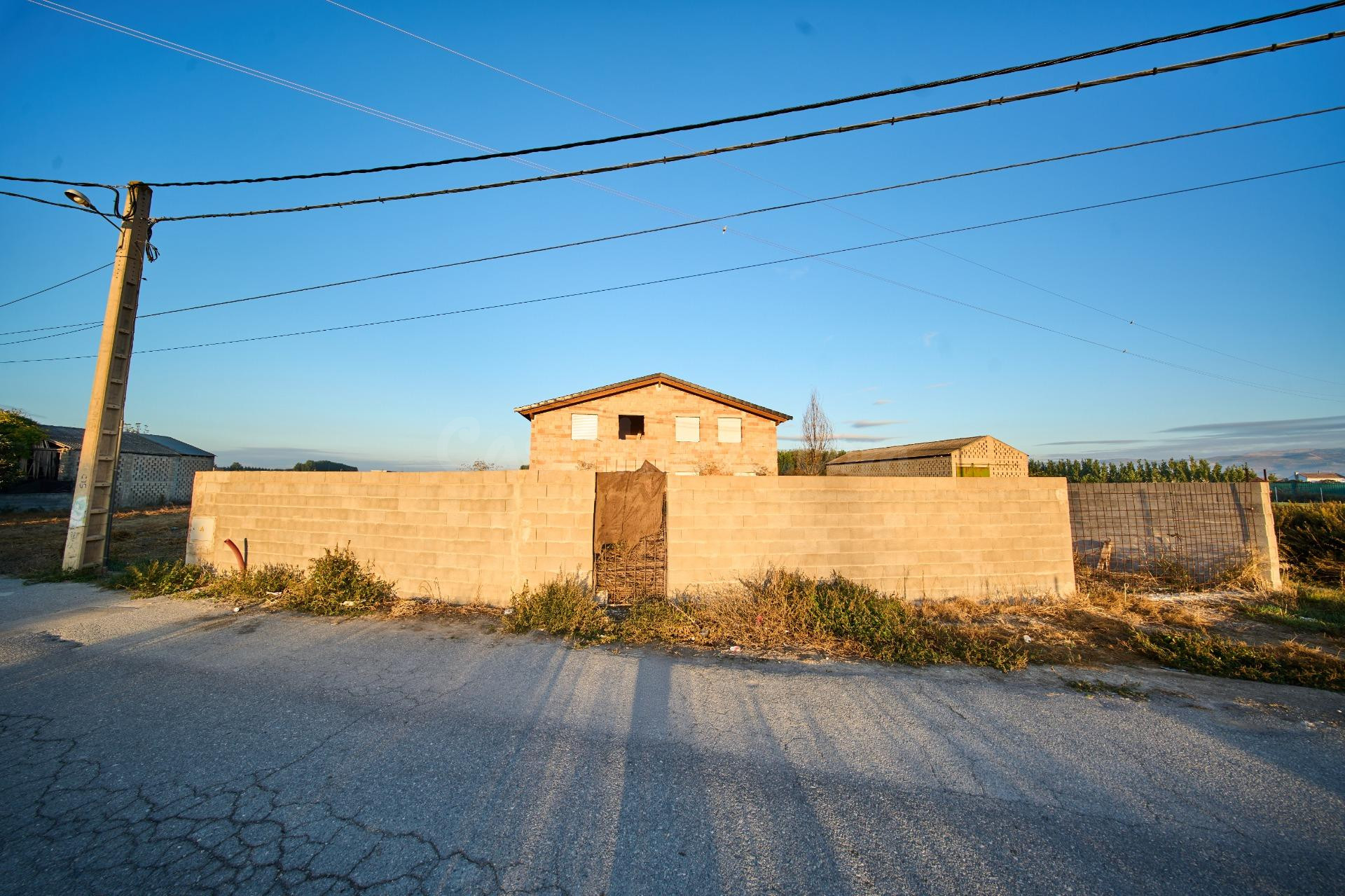 Finca de 12.200 m2 con parcela urbana y construcción en obra