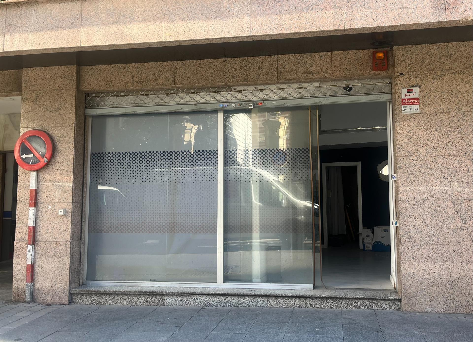 Amplio local comercial en el corazón de Granada - Oportunidad única