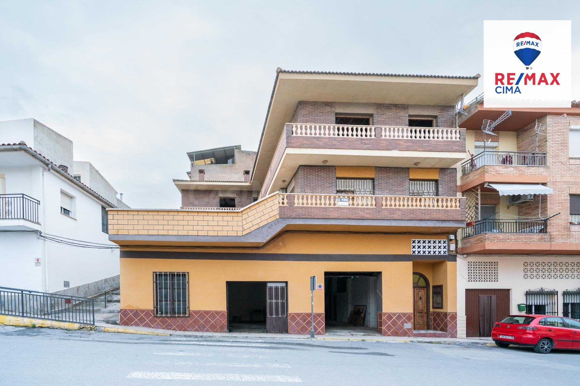 GRAN OPORTUNIDAD EN EL CENTRO DE ZÚJAR – VIVIENDA CON EXCELENTES BAJOS COMERCIALES