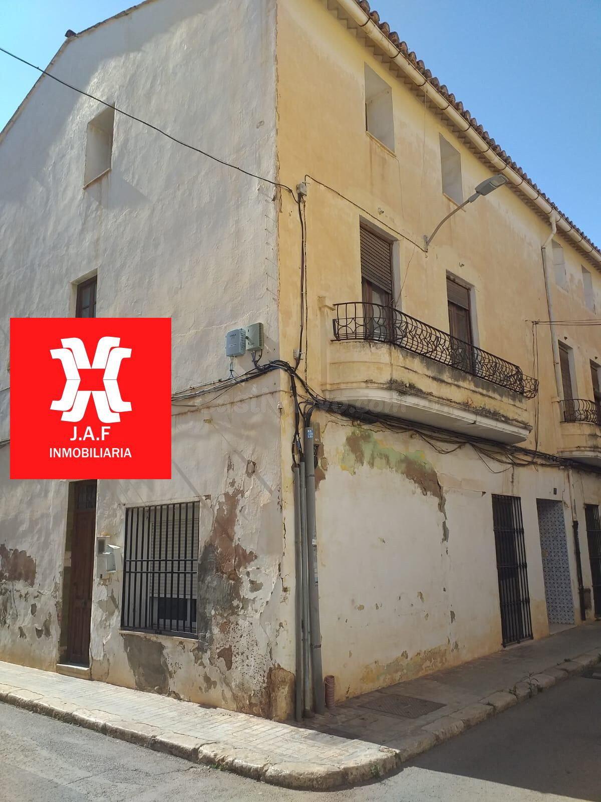 J.A.F INMOBILIARIA DISPONE A LA VENTA DE ESTA CASA DE PUEBLO ADOSADA ESQUINERA