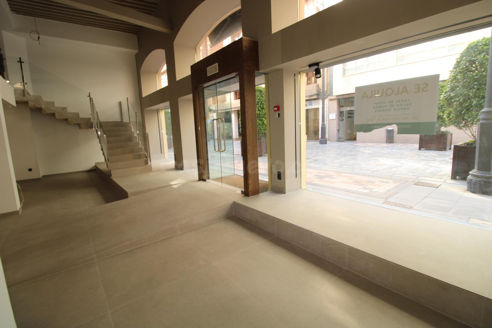 Exclusivo Local Comercial en Plaza Castellini: Un Espacio con Carácter y Potencial Ilimitado