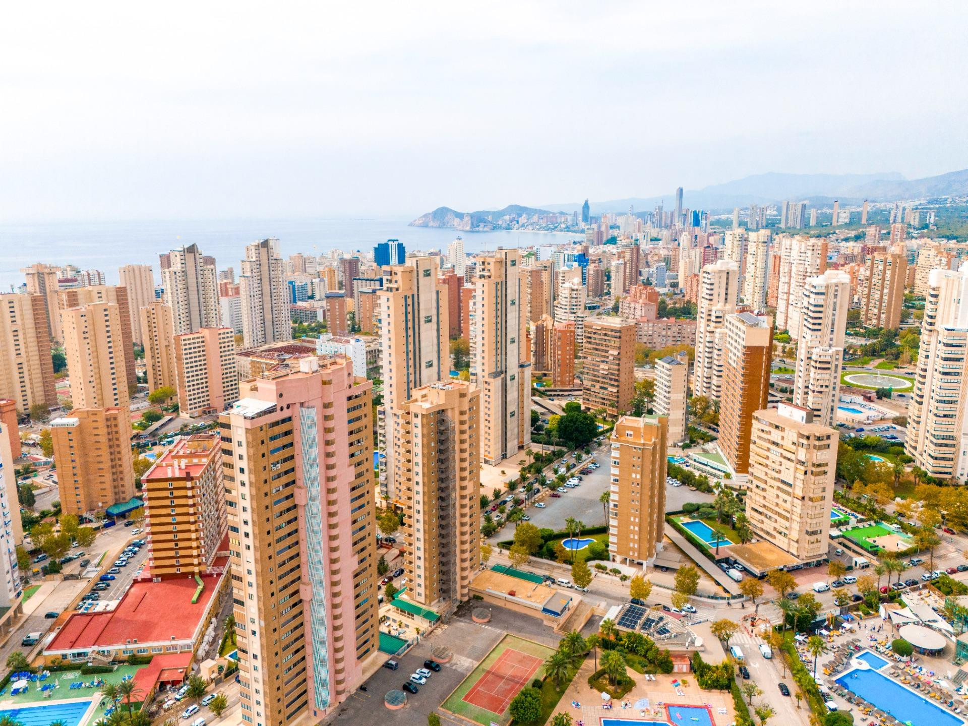 PISO EN VENTA.  LEVANTE BENIDORM ( PISCINA,PARKING CERCA DE LA PLAYA )
