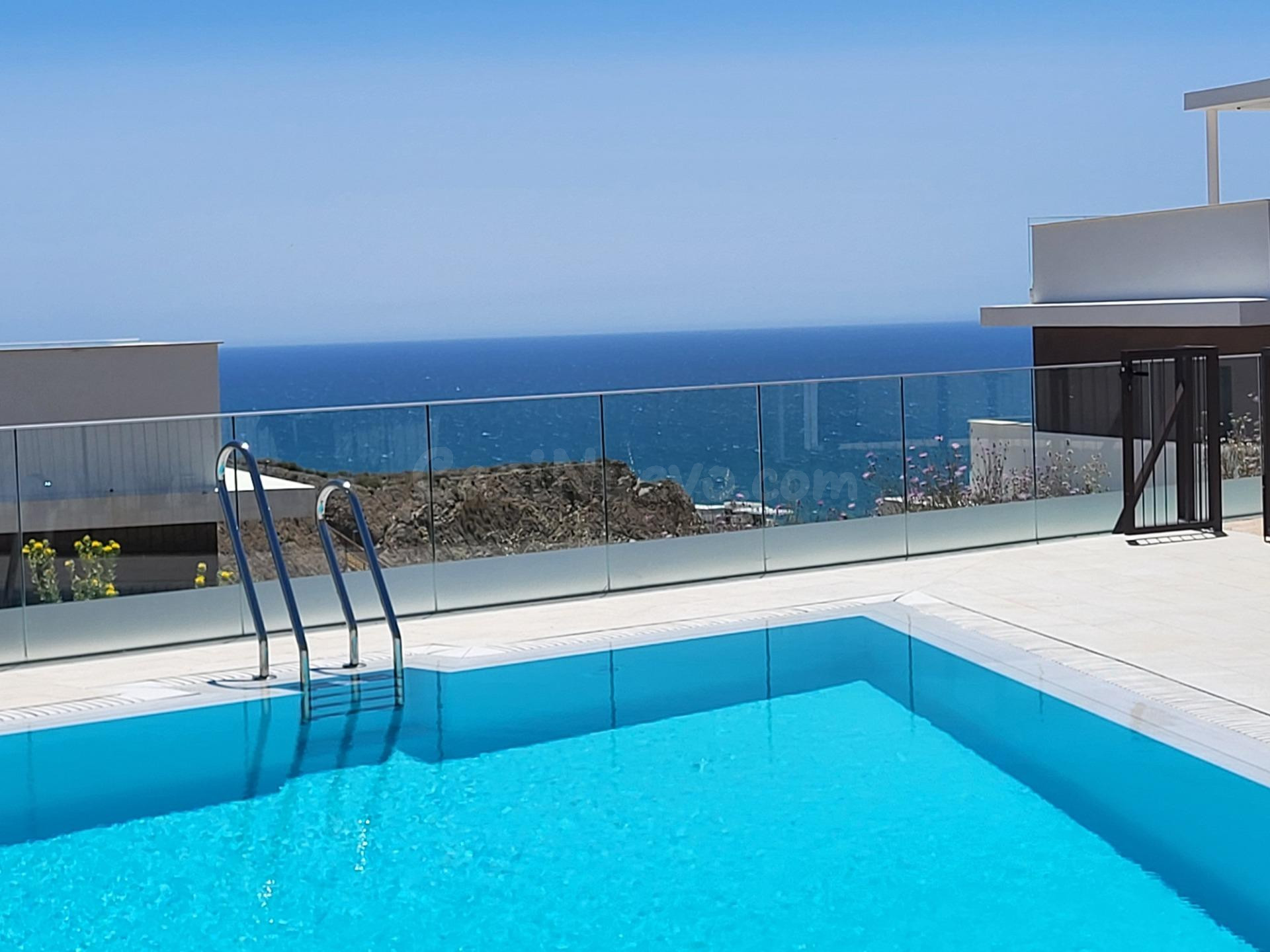 Piso amplio con terraza soleada y dos plazas de garaje en El Pinillo – Torremolinos