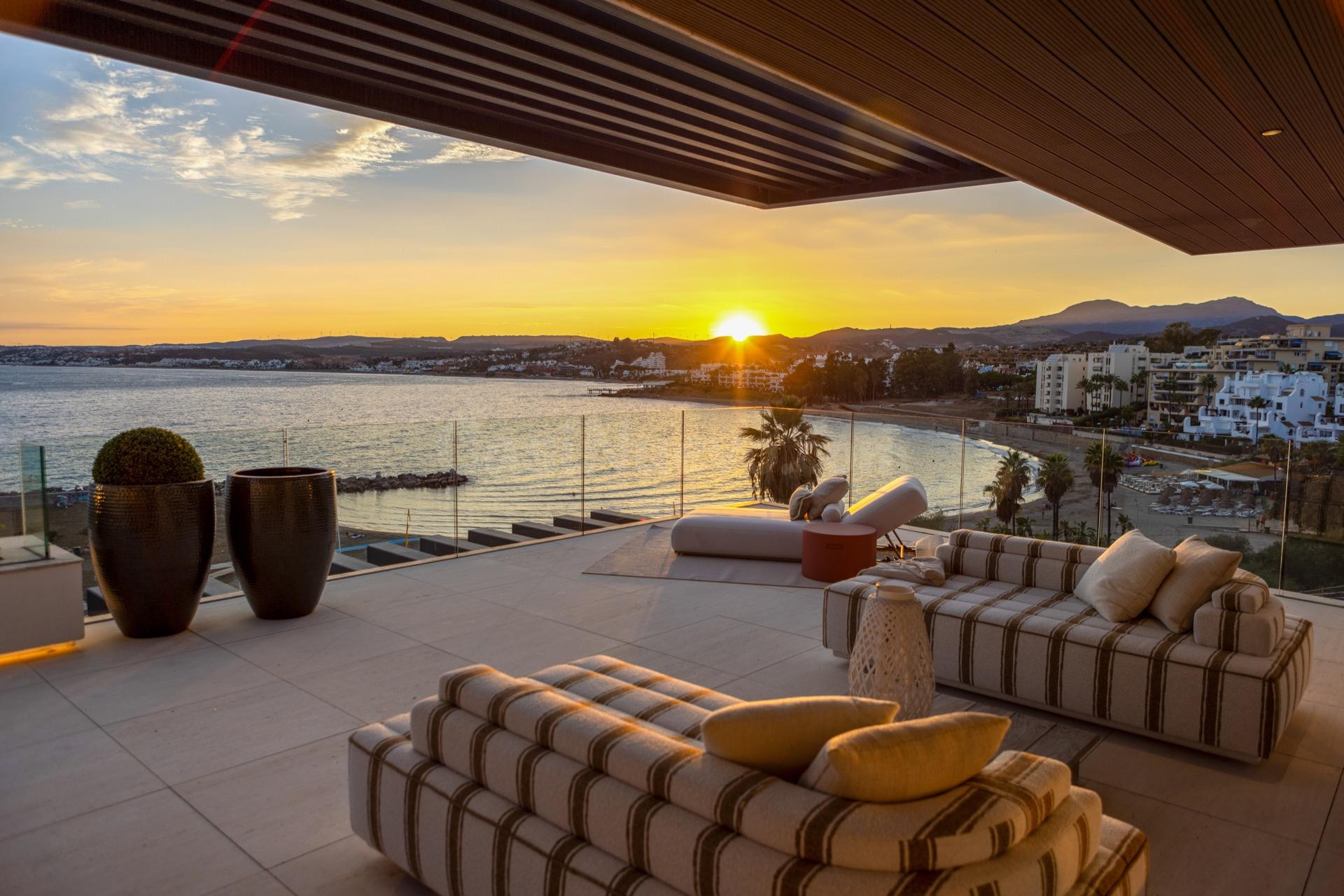 Exclusivo apartamento de 4 dormitorios con vistas al mar en Estepona.