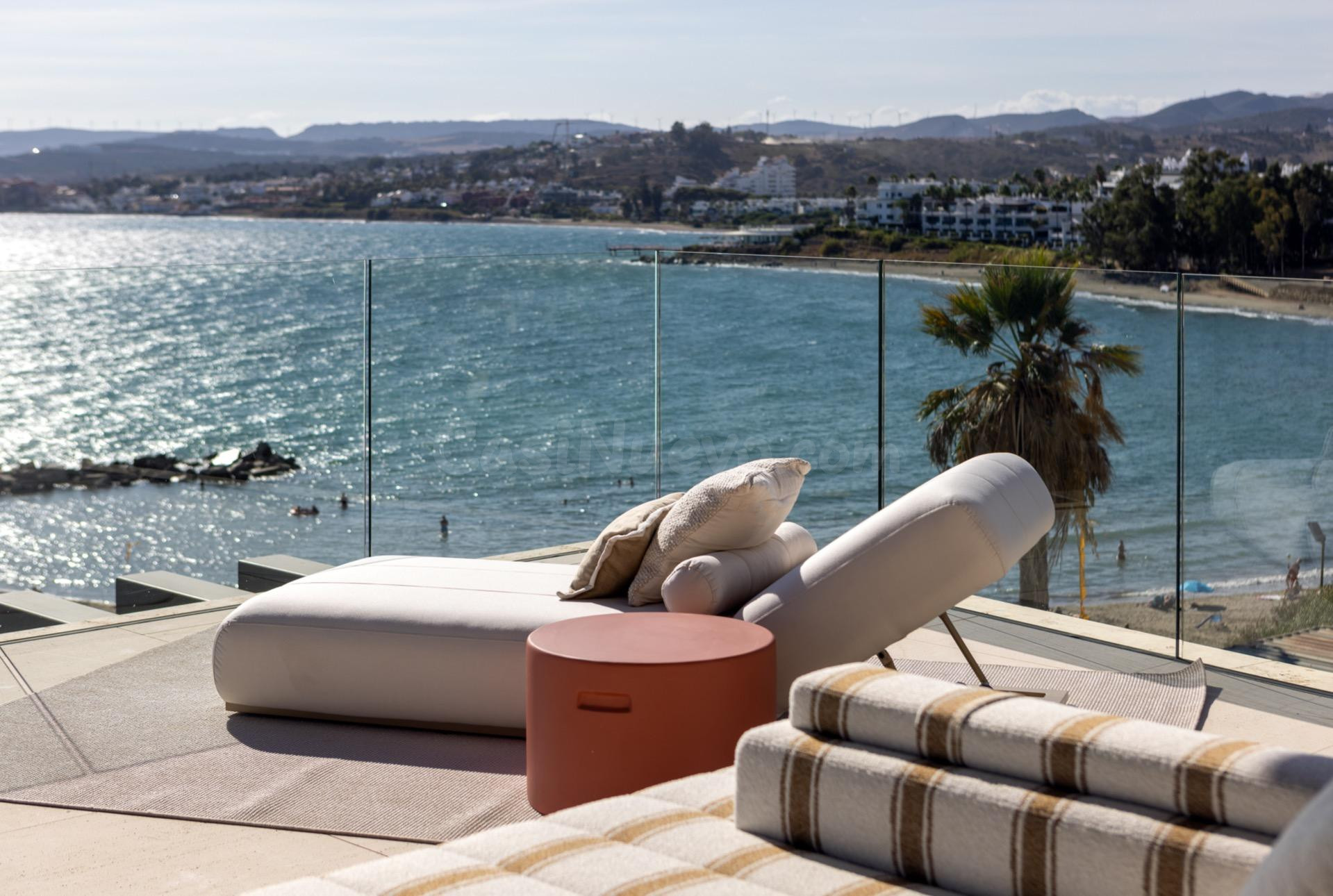 Lujoso apartamento de 3 dormitorios con vistas al mar en Estepona.
