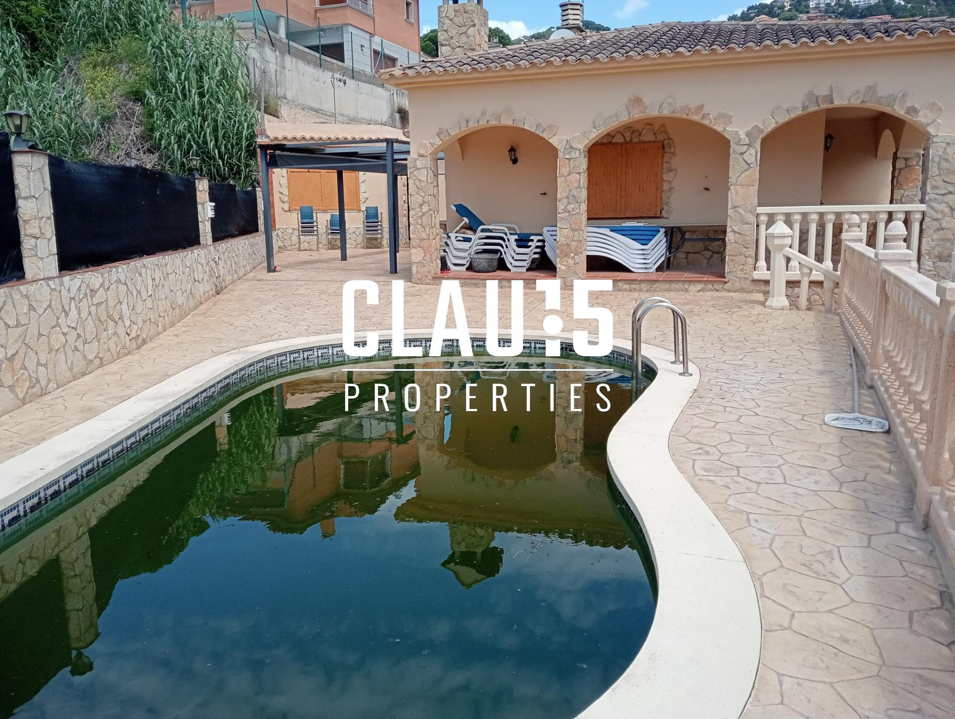 Casa esquinera junto a la playa en venta en Lloret de Mar