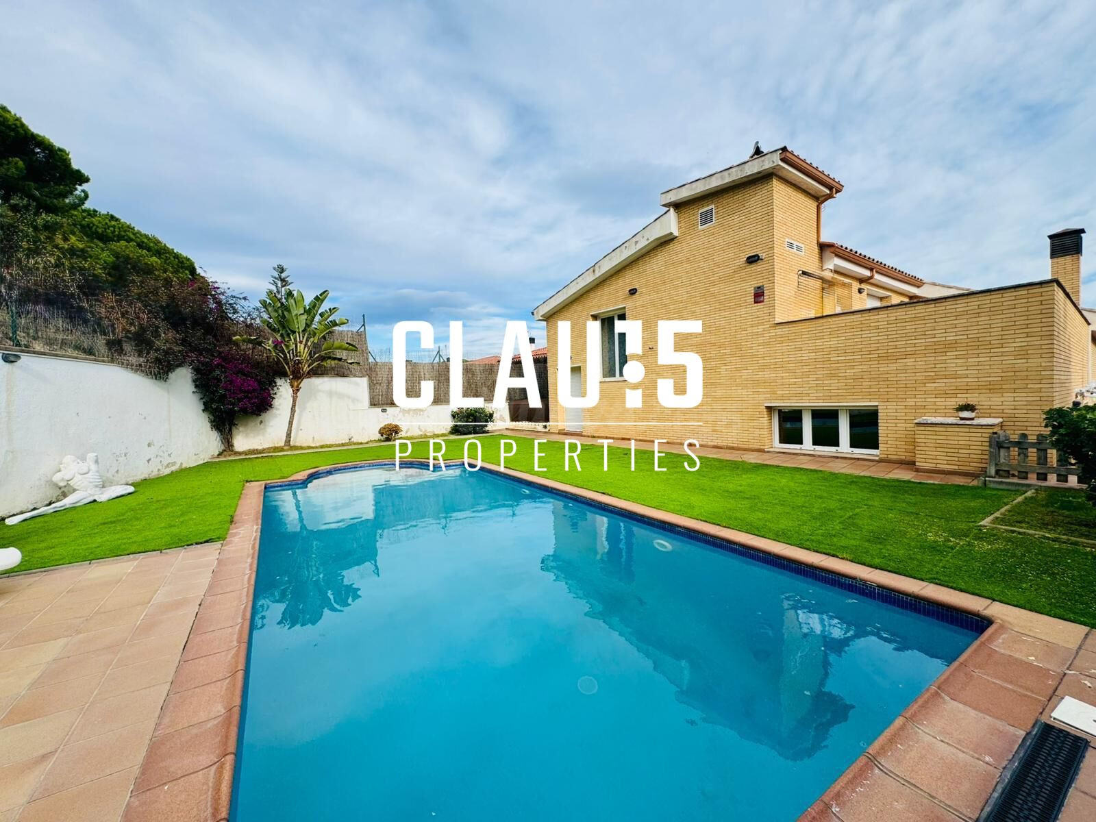 Casa en venta exclusiva en pleno centro de Canet de Mar con piscina privada y vistas al mar