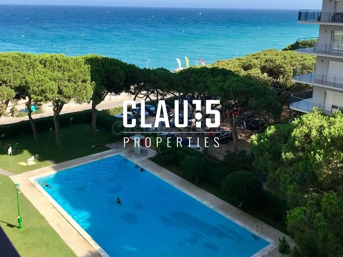 Piso en venta con vistas al mar, piscina comunitaria y ascensor en Blanes
