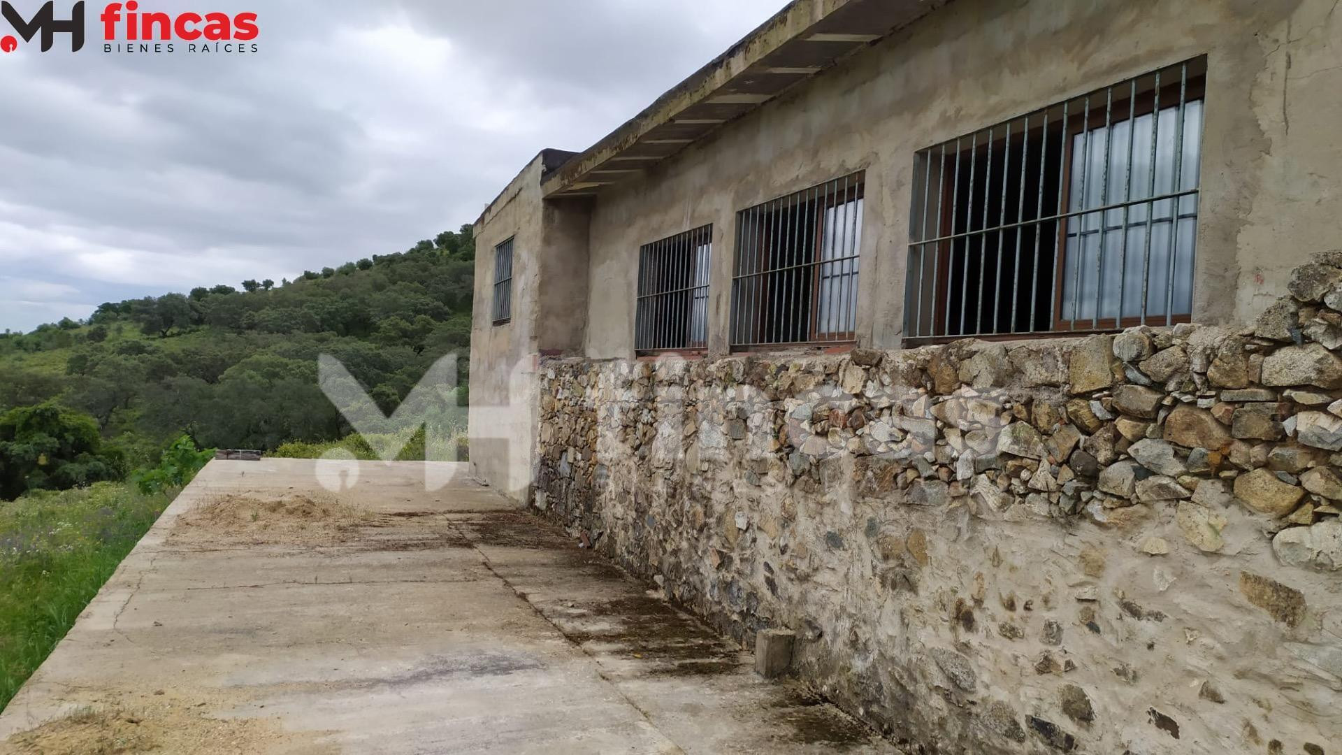 Finca patrimonial de dehesa con agua natural y edificaciones | 35 hectáreas en Sierra de Sevilla - foto 4