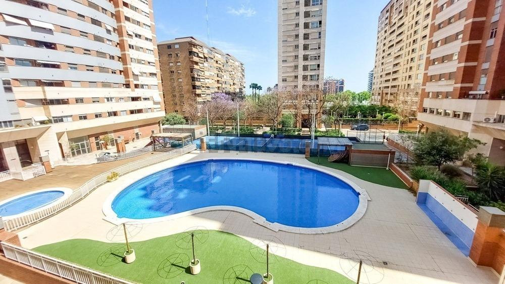 Piso 4D con terraza, garaje y piscina en Ciudad de las Artes, Valencia
