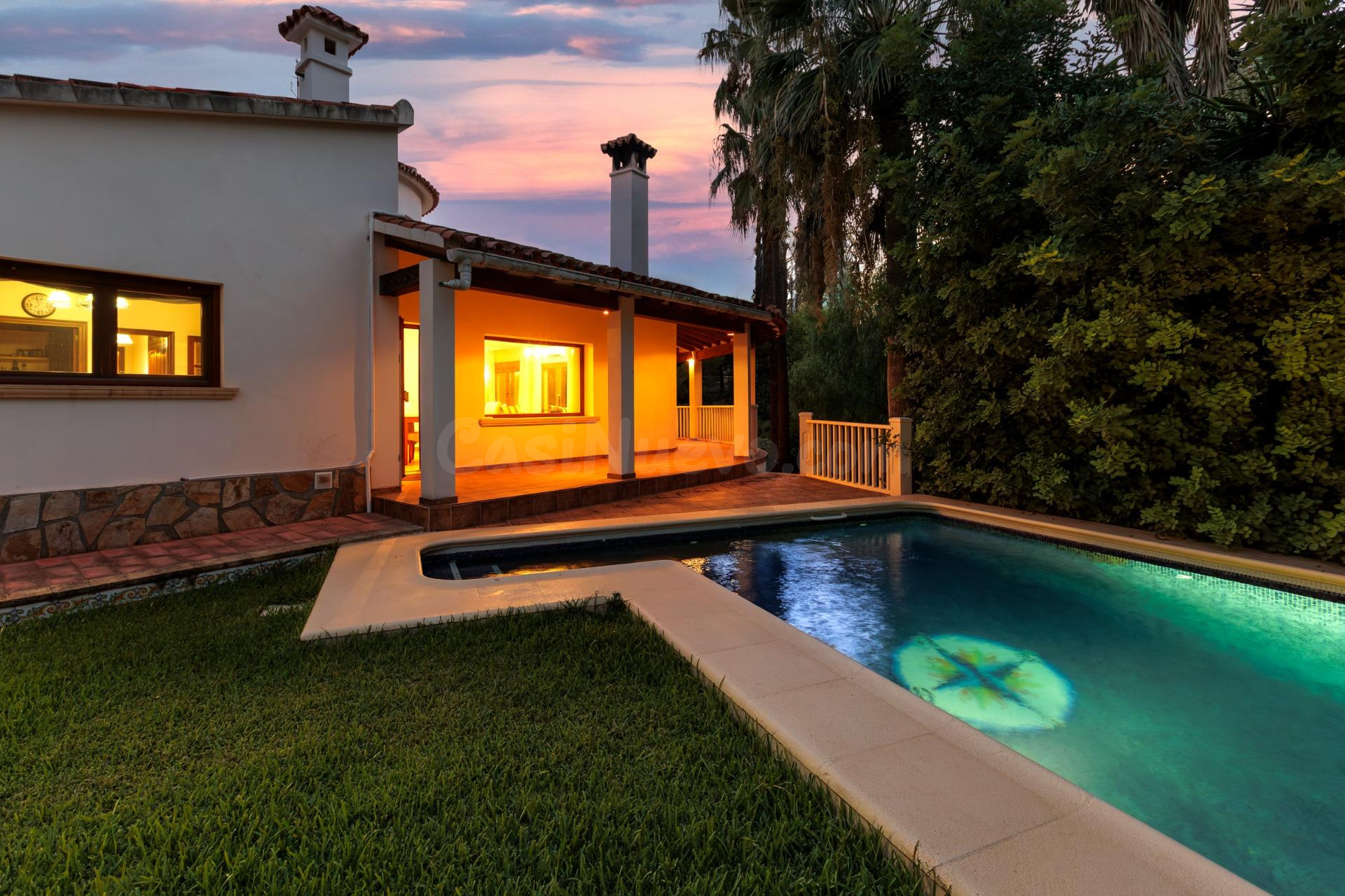Chalet de lujo con piscina privada y garaje en Denia