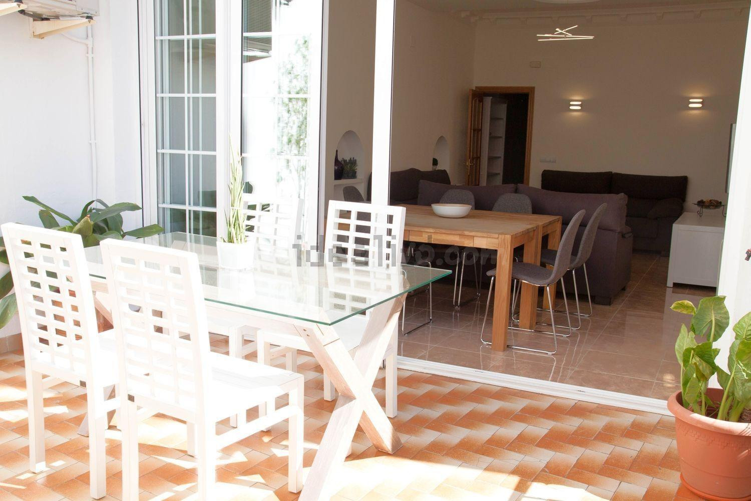 Piso reformado y amueblado 4 dormitorios terraza enfrente Torres de Serrano