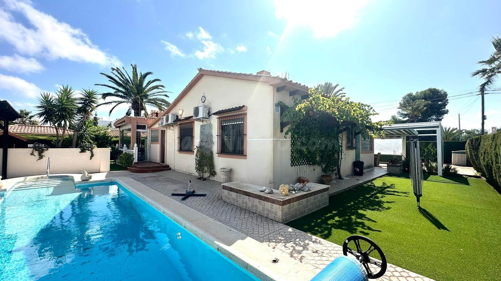 CHALET INDEPENDIENTE CON PISCINA A 200 METROS DE LA PLAYA