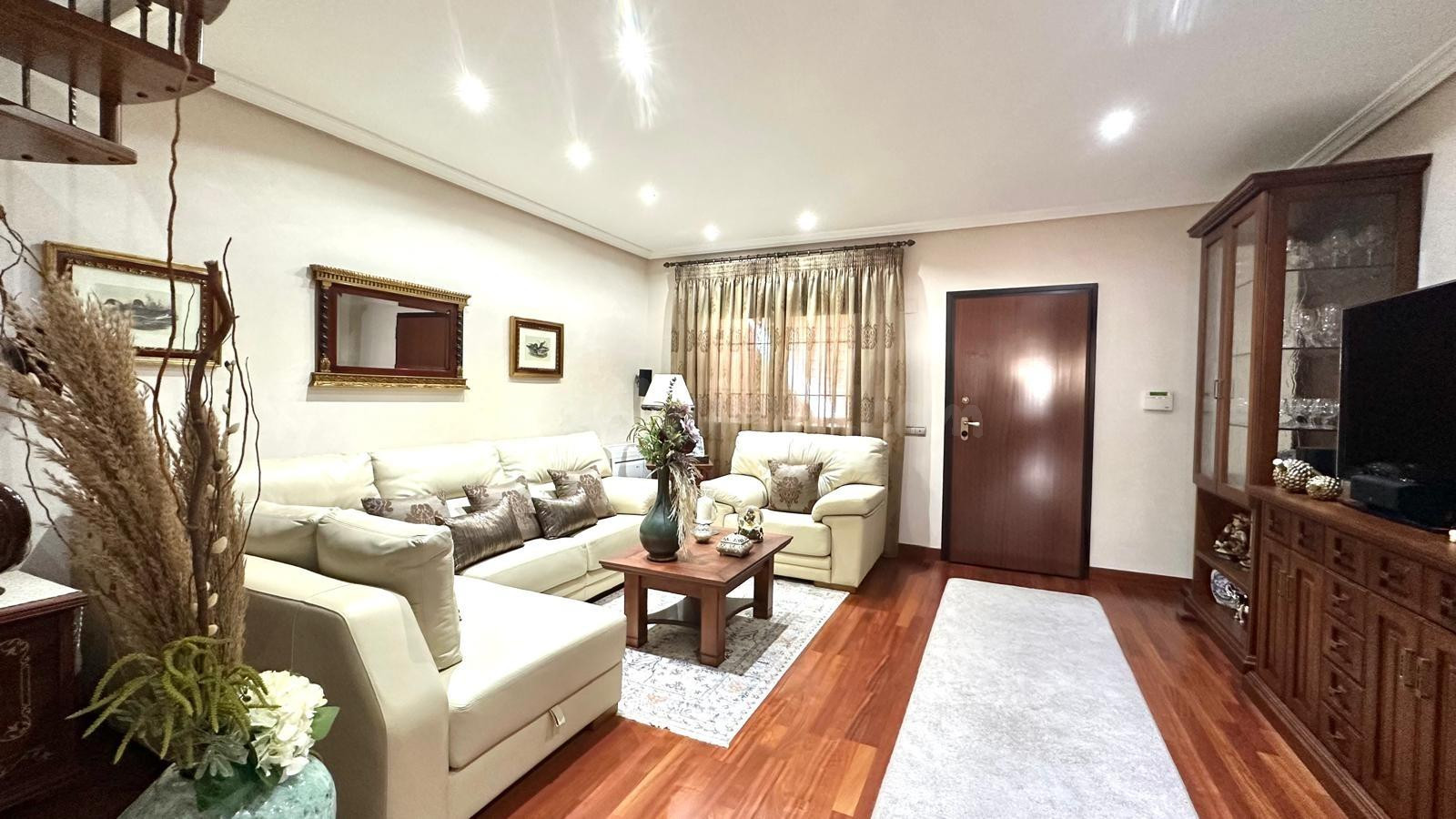 CHALET ADOSADO EN LOS BALCONES 4 HAB 3 BAÑOS