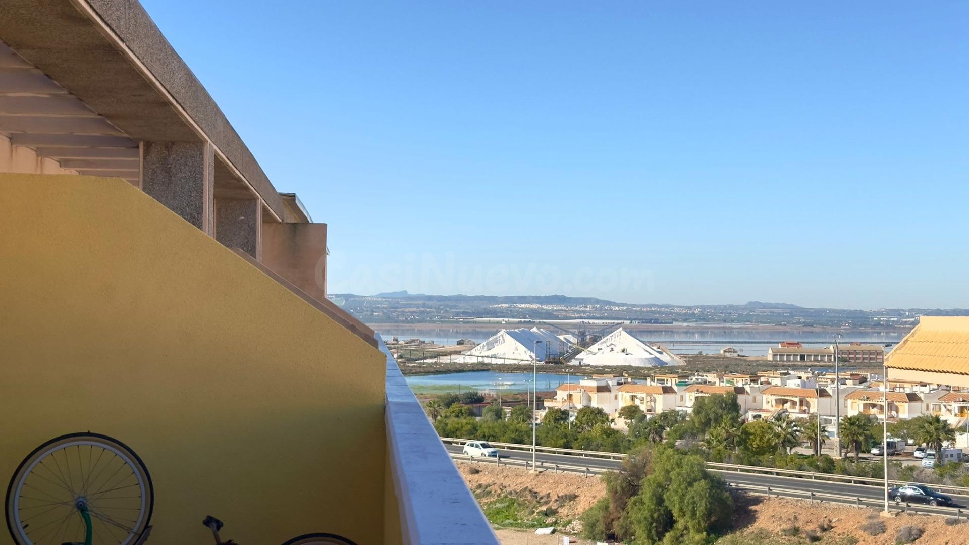 ÁTICO CON VISTAS PRIVILEGIADAS EN TORREVIEJA DE 2 HAB Y 1 BAÑO CON PLAZA DE GARAJE