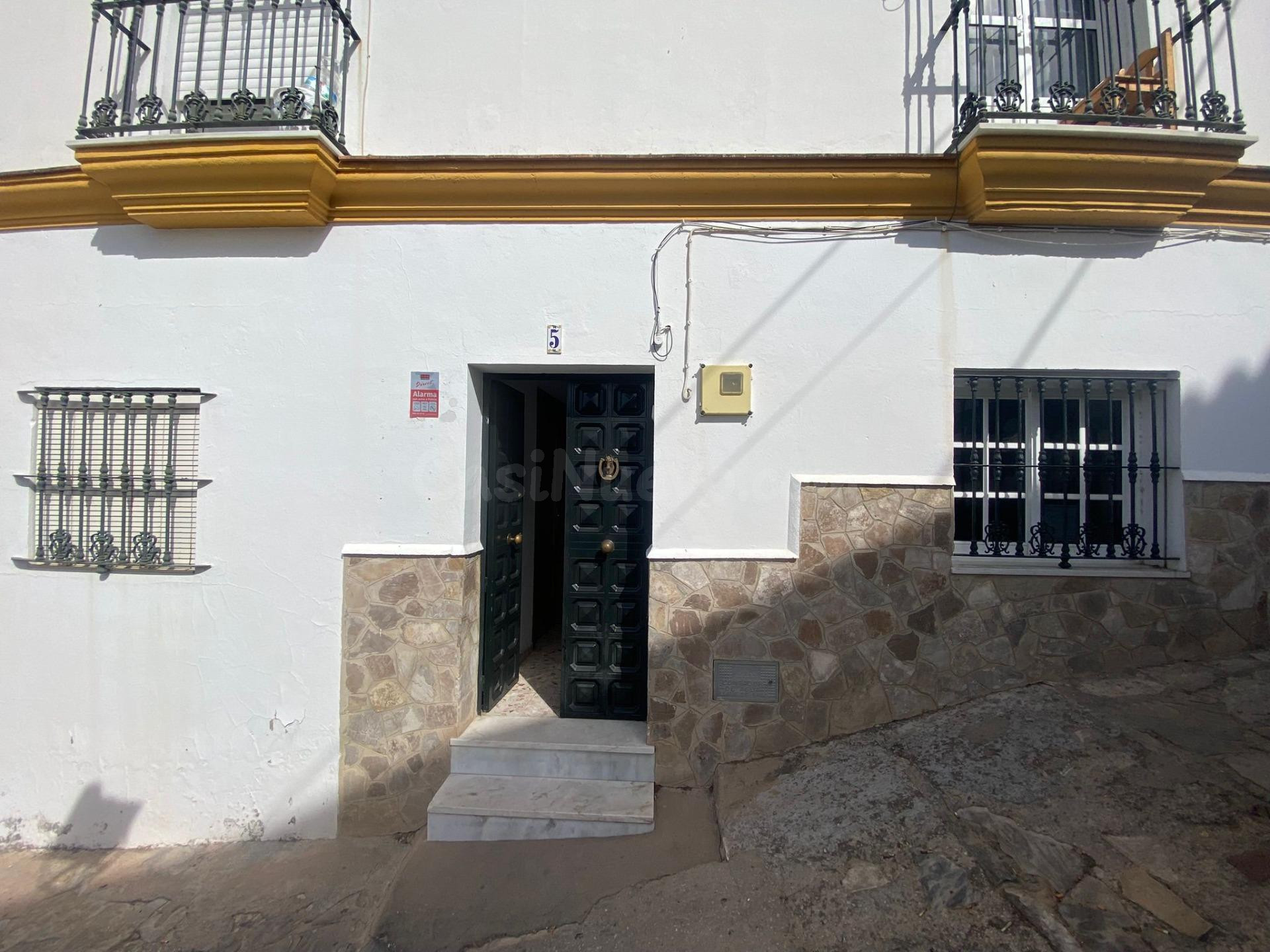 Casa de tres plantas con amplias terrazas y espacios luminosos en cada nivel