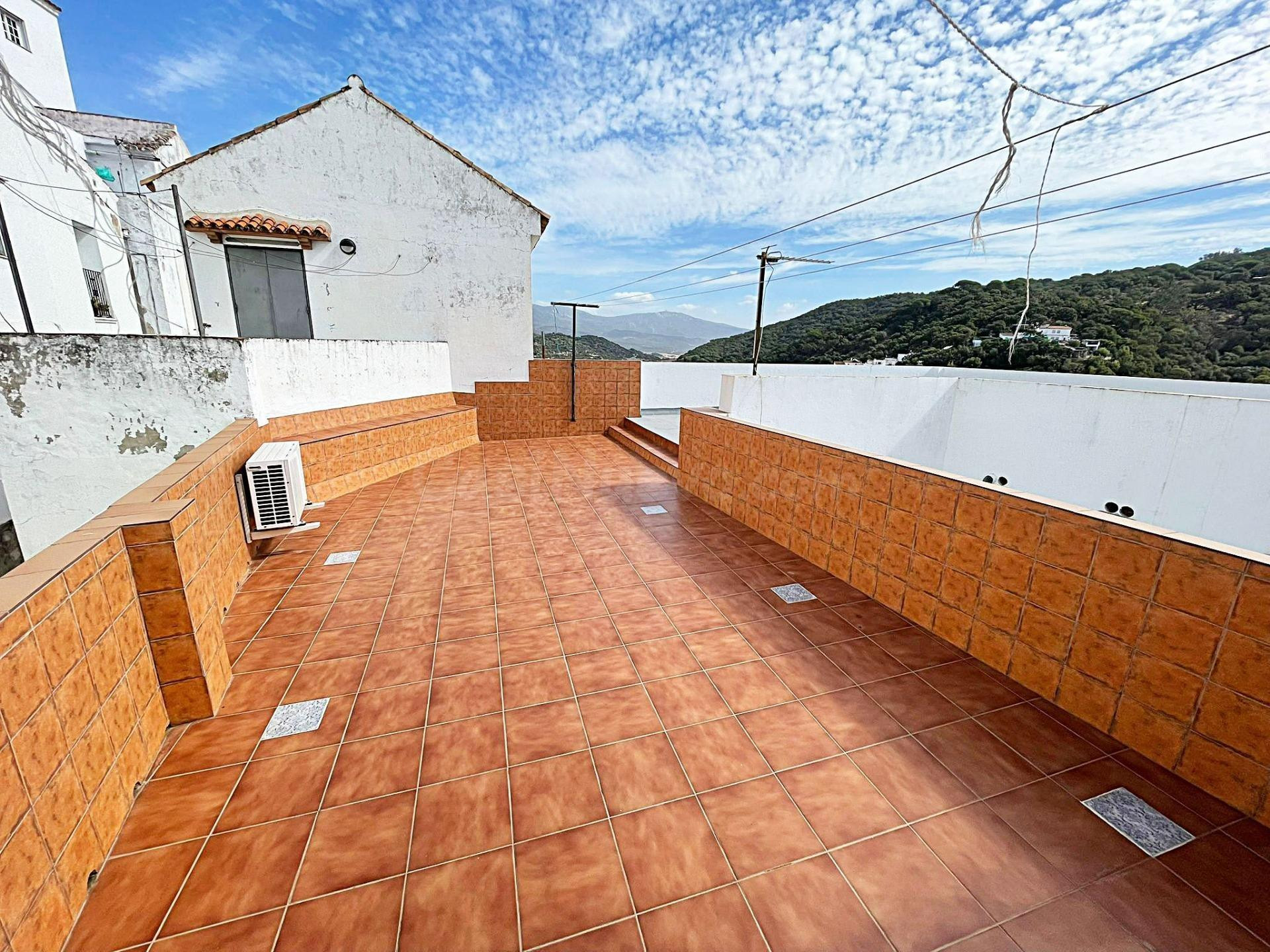 🏡 Amplia casa con azotea en venta en Alcalá de los Gazules.