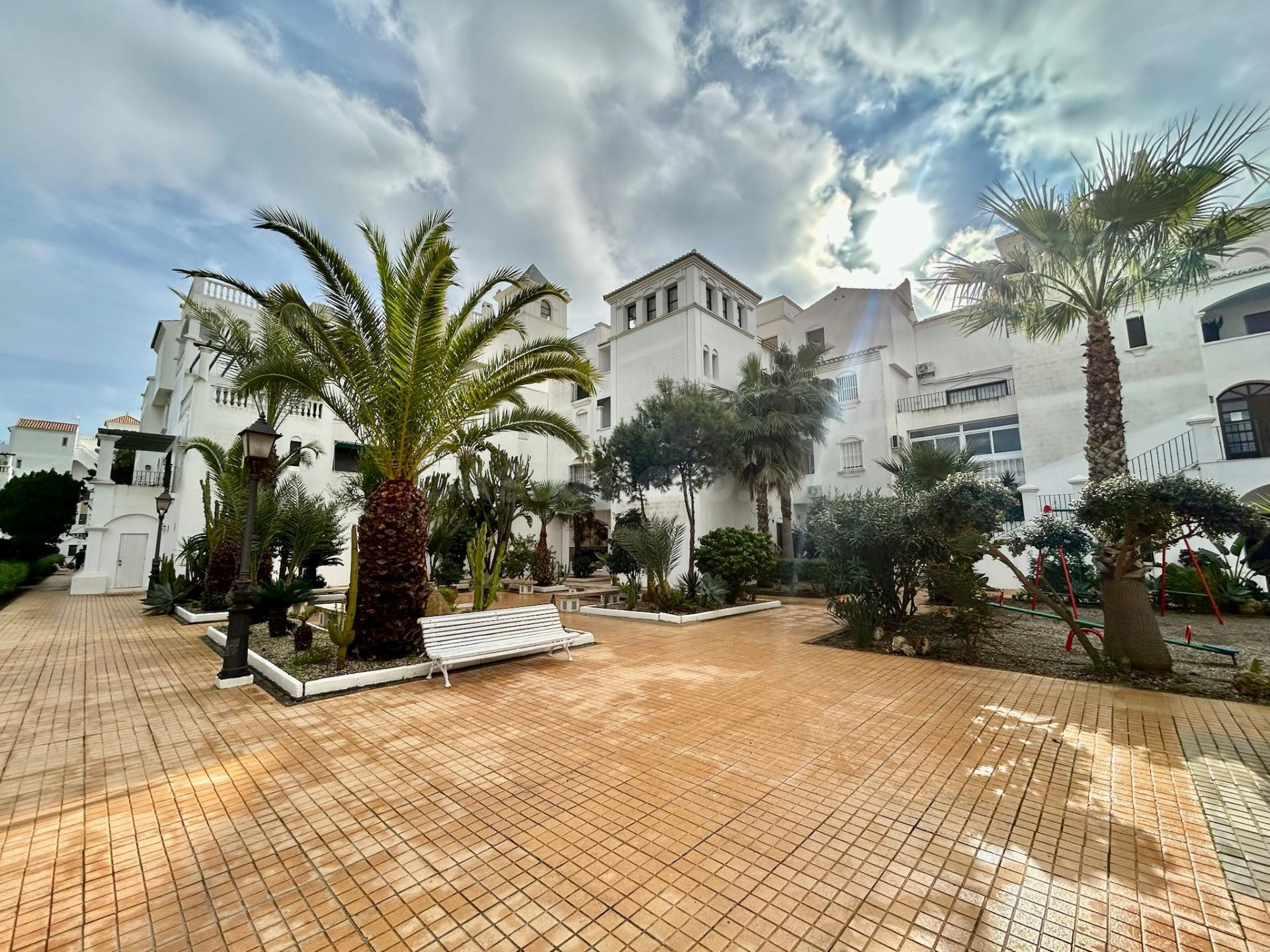 Exclusivo ático dúplex con solárium y vistas al mar en la Urbanización de Roquetas de Mar