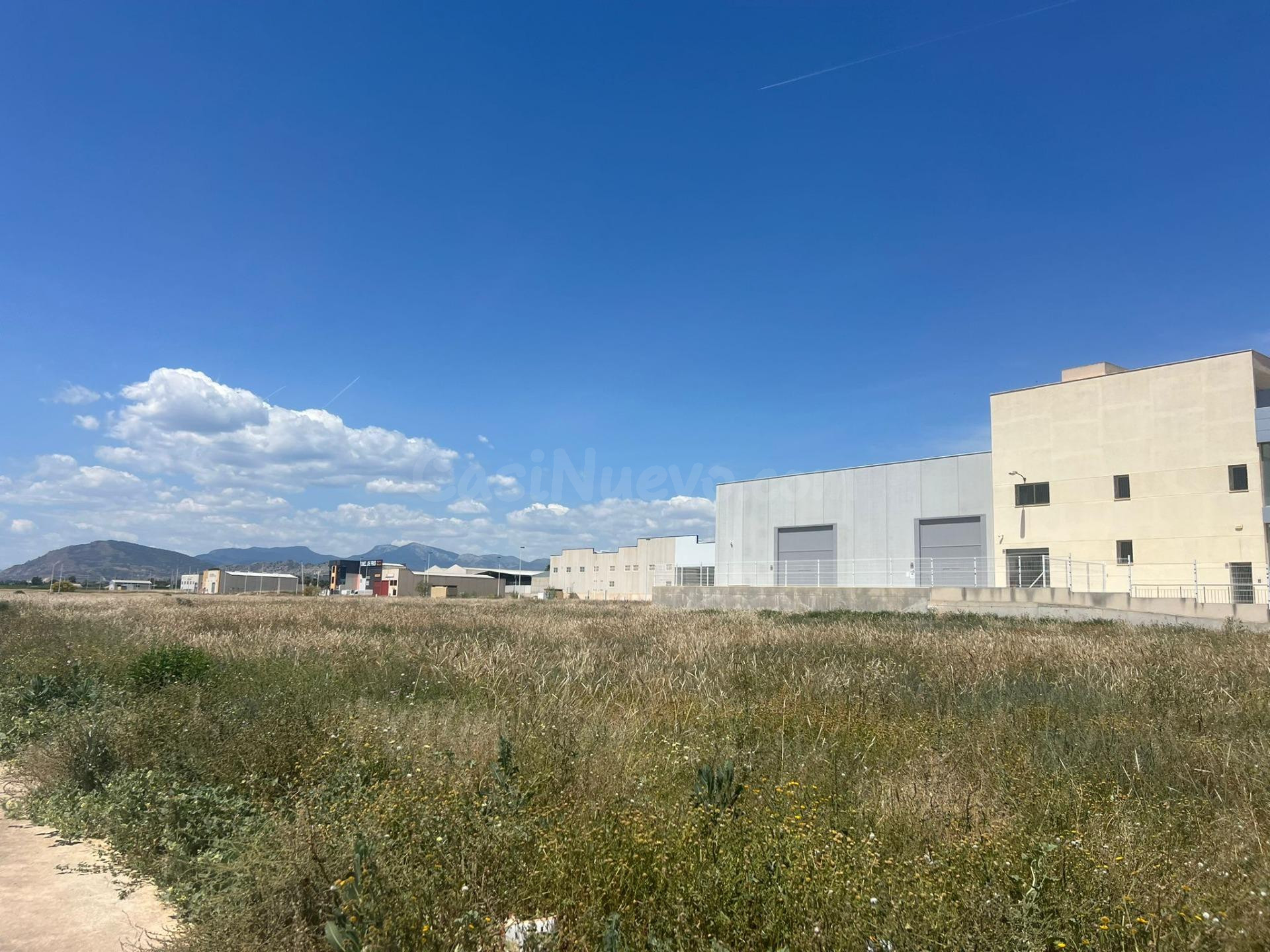 PARCELA INDUSTRIAL CON PROYECTO DE 5 NAVES