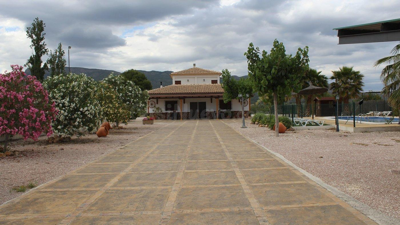 FINCA CON PISCINA EN PLENA NATURALEZA