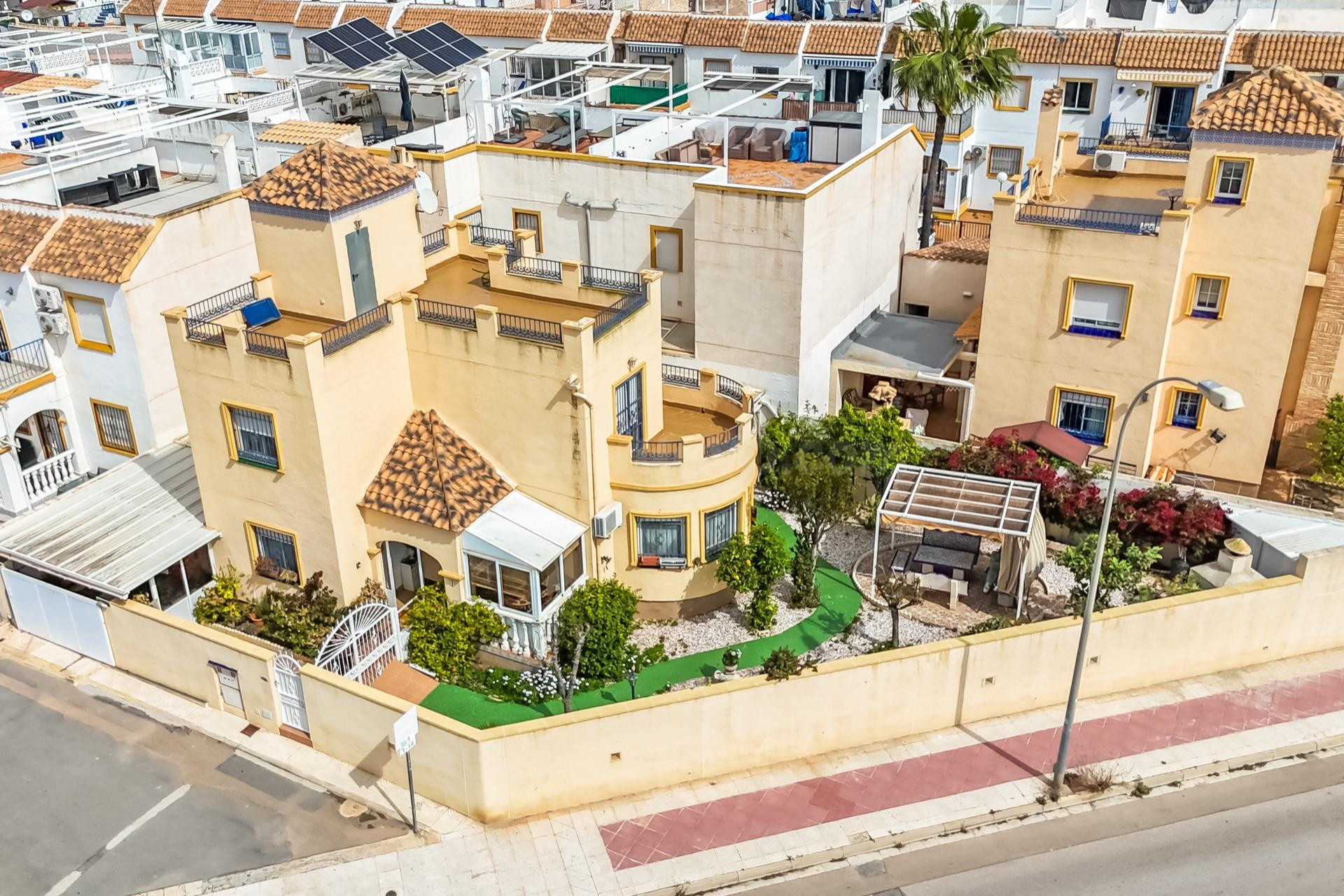 Chalet independiente con vistas al mar y gran parcela en Orihuela Costa Orientación Sur