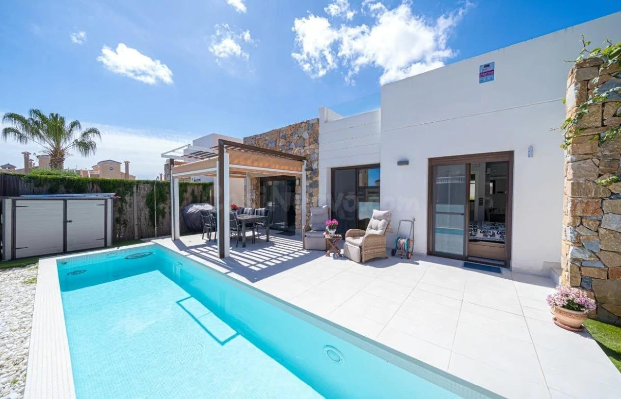 Se vende una villa moderna en la zona de Lomas de Cabo Roig de la costa de Orihuela Costa.