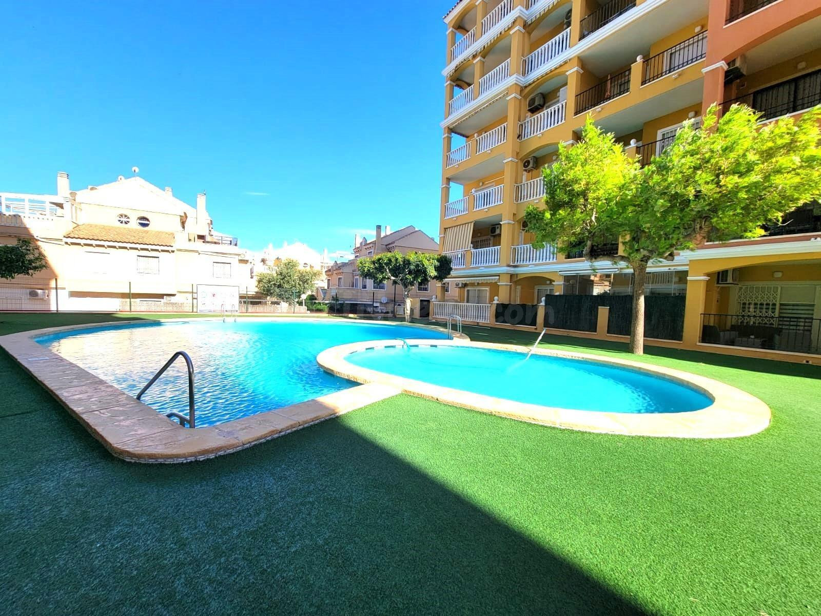 Apartamento de 1 dormitorio, plaza de aparcamiento, piscina, en bonito Residencial en Aguas Nuevas