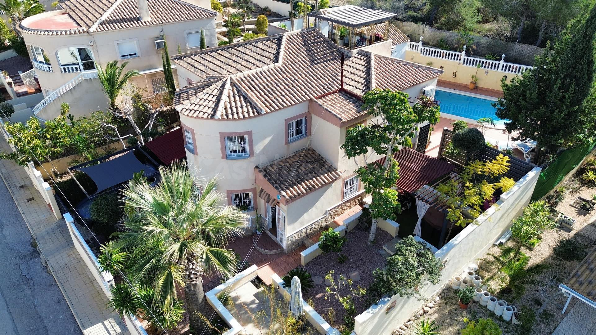 Impresionante chalet independiente con piscina privada climatizada en San Miguel de Salinas