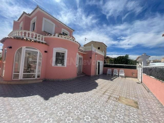 VILLA INDEPENDIENTE DE 5 DORMITORIOS EN PLAYA FLAMENCA Alicante (Costa Blanca)