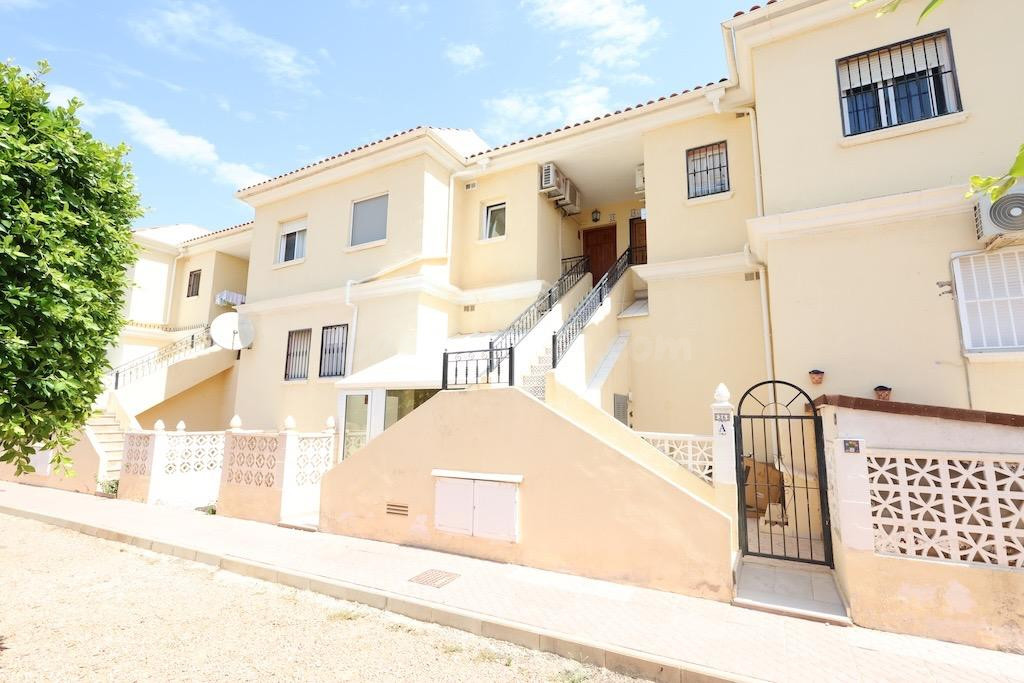 Aguas Nuevas – Bungalow Reformado en Planta Alta con Jardín Privado