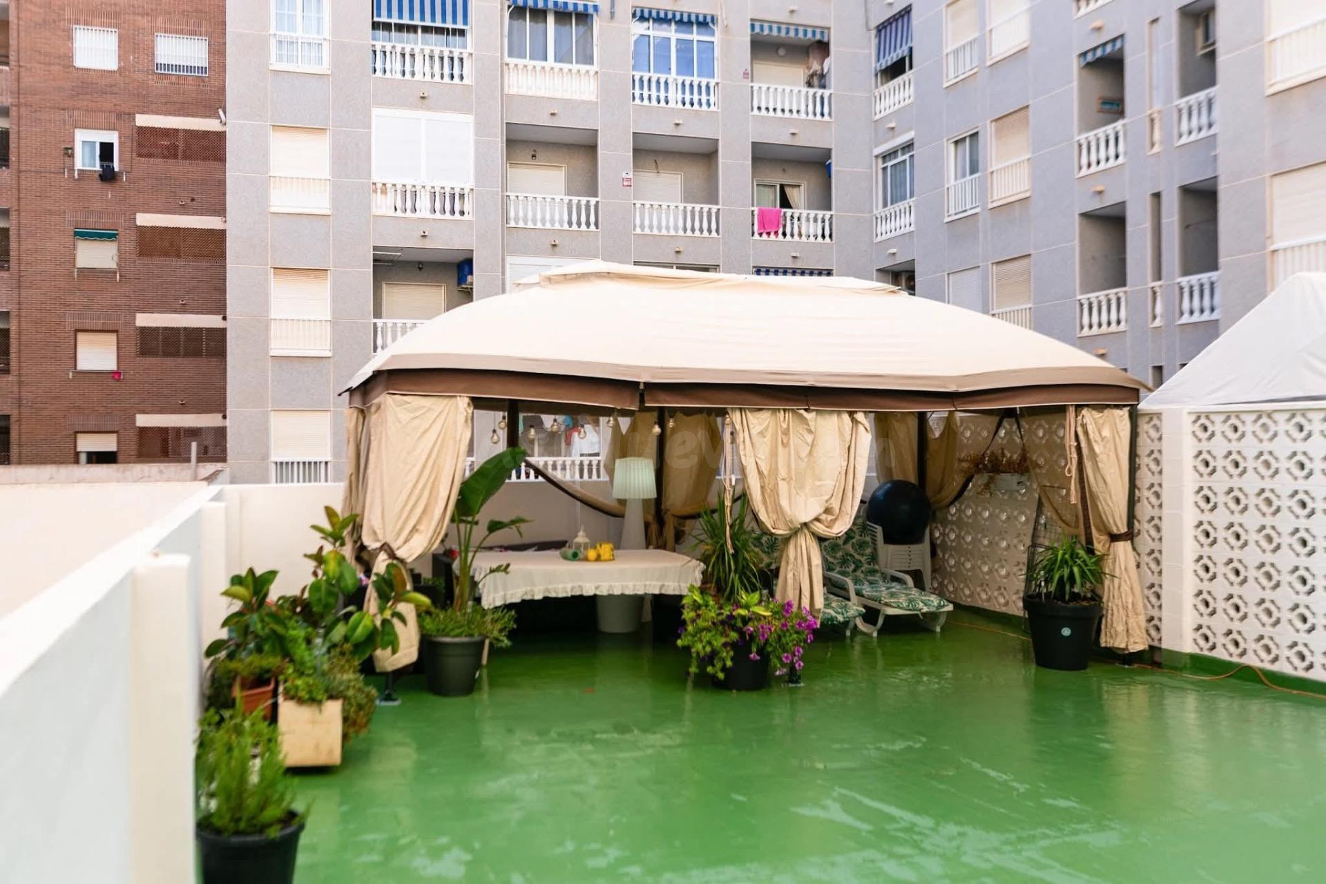 Apartamento reformado con terraza de 100 m2 y dos plazas de aparcamiento, a 100 m de Playa de los Locos.