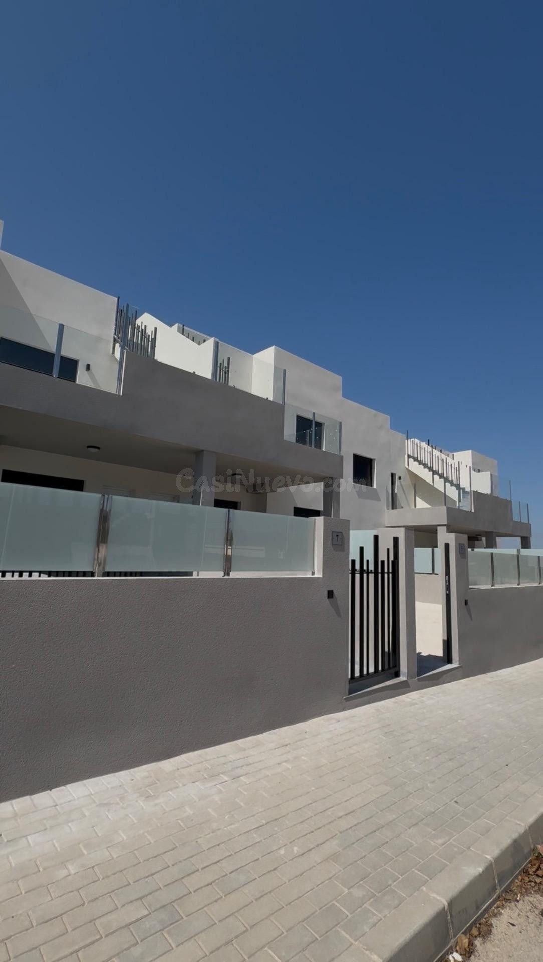 Inicio de ventas: nuevos bungalows en San Miguel de Salinas, cerca del golf