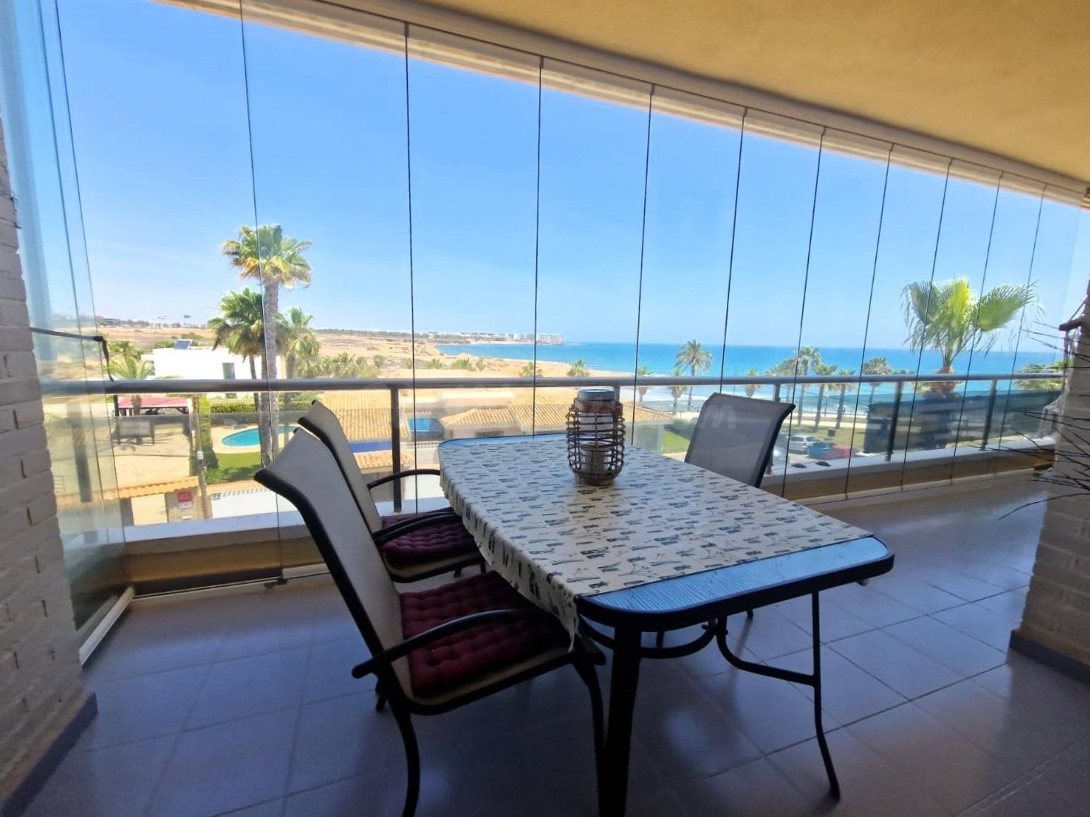 PLAYA FLAMENCA En primera línea del mar, apartamento espacioso, 3 dormitorios, 2 baños, garaje, piscina