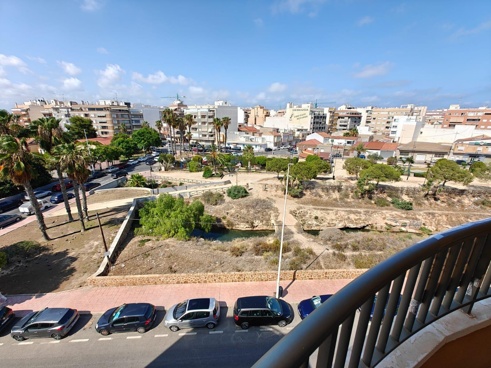 A 200 metros de la playa de Acequión, apartamento con vistas al parque y al lago rosa