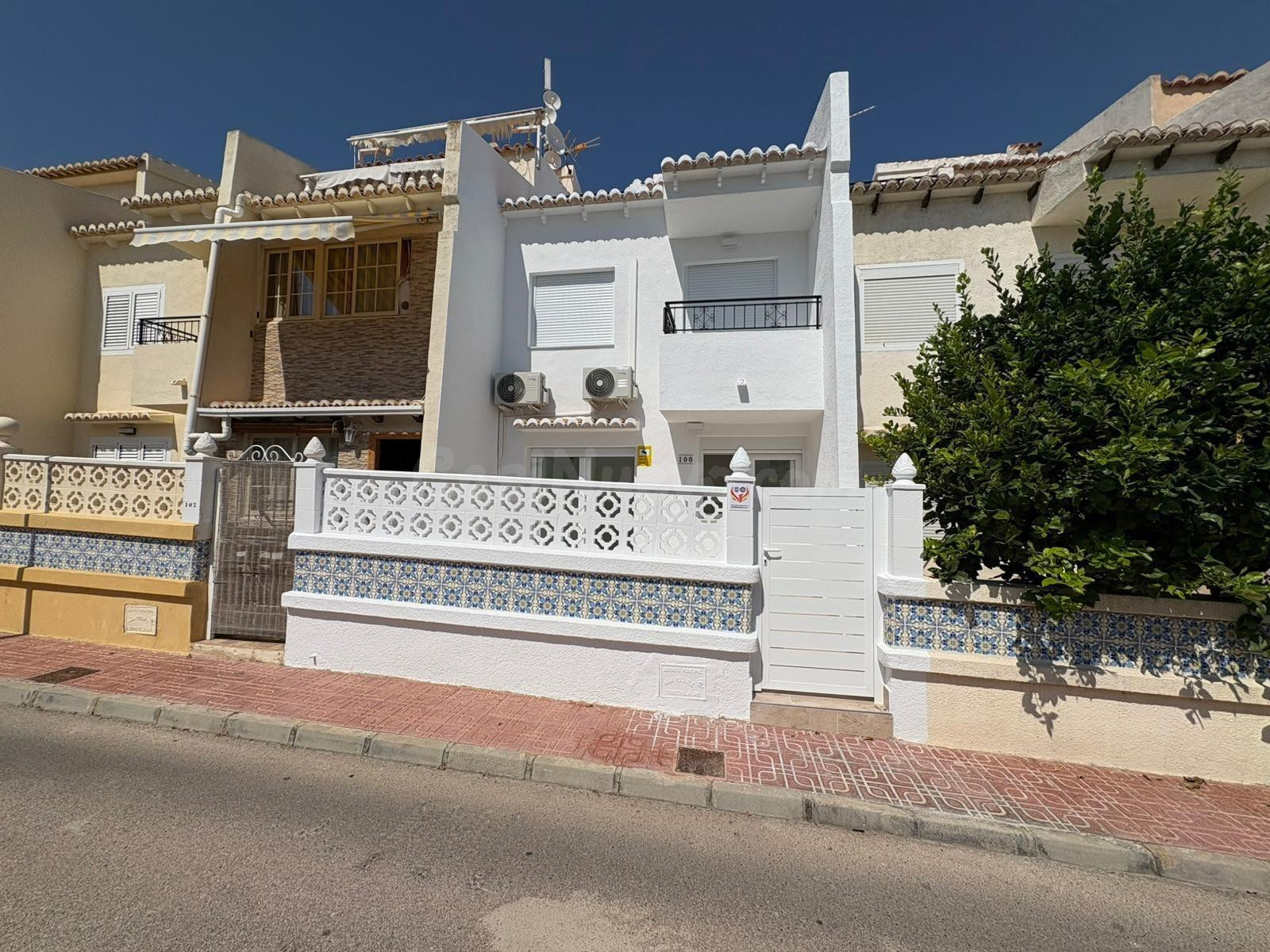 REFORMADO ADOSADO 3 HAB 2 BAÑOS 2 TERRAZAS CON PISCINA COMUNITARIA