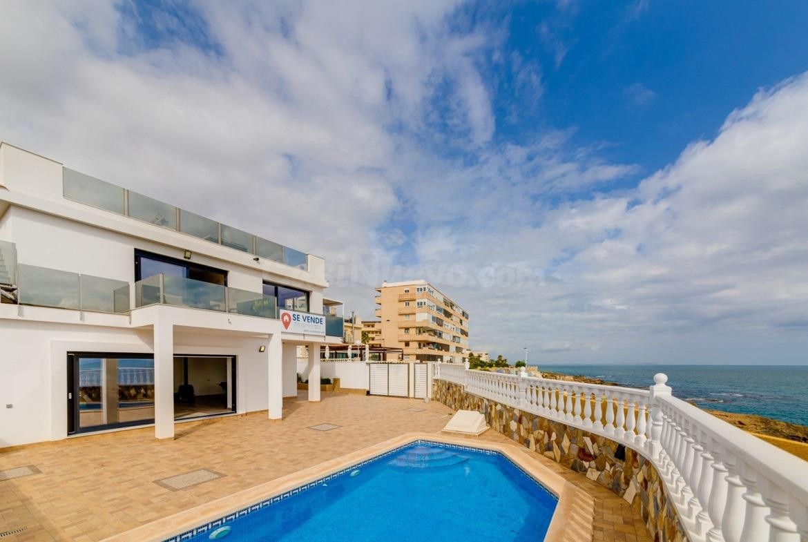 Villa en primera línea del mar.