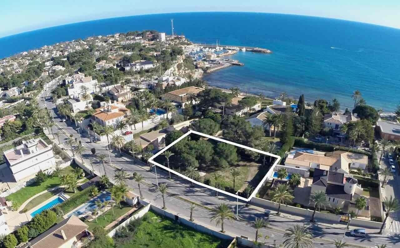 Parcela en segunda línea del mar a poca distancia de las playas de Cabo Roig.