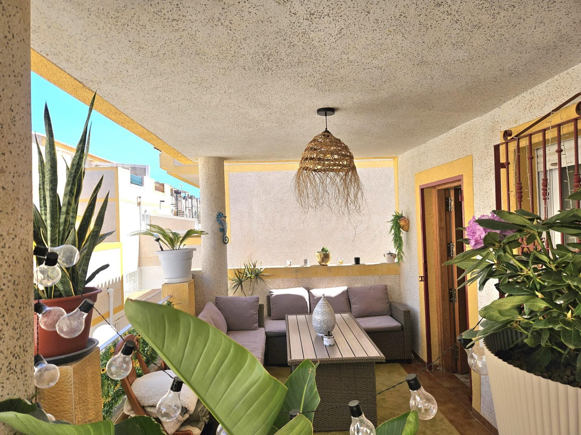¡Impresionante apartamento de dos plantas en Orihuela Costa! 🌴