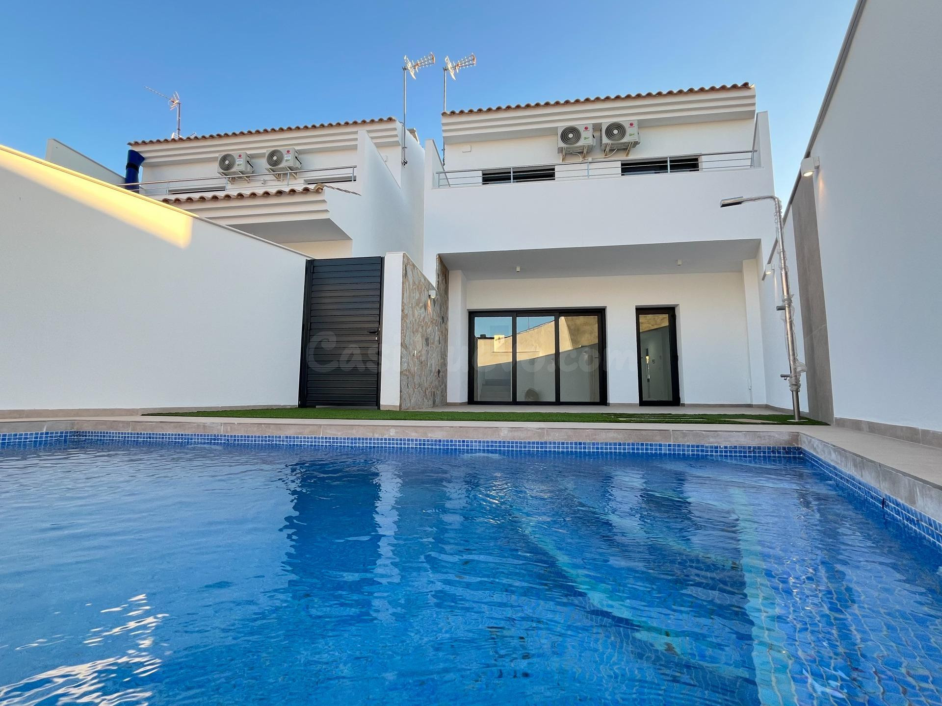 Villa de obra nueva lista para entrar a vivir con piscina privada – A solo 500 m de la playa en San Pedro del Pinatar