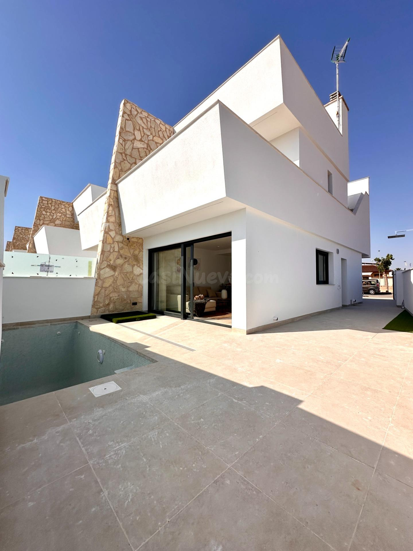 VILLA DE NUEVA CONSTRUCCIÓN DE 3 DORMITORIOS, LLAVE EN MANO, TOTALMENTE AMUEBLADA, PISCINA PRIVADA Y SOLÁRIUM